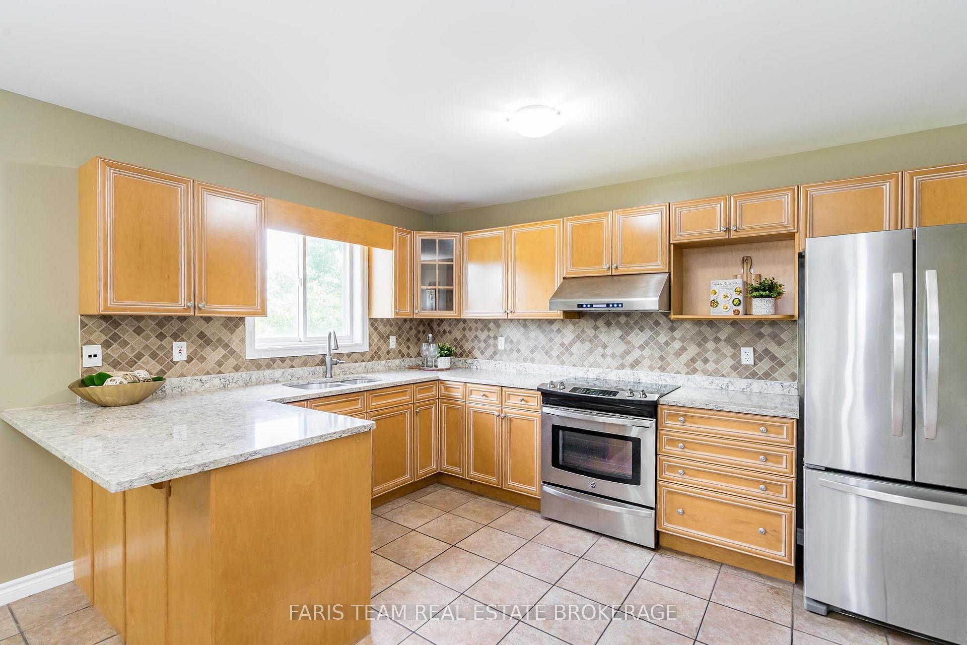 Photo 4 of 27 Capilano Court, Barrie, Little Lake — HOMEH