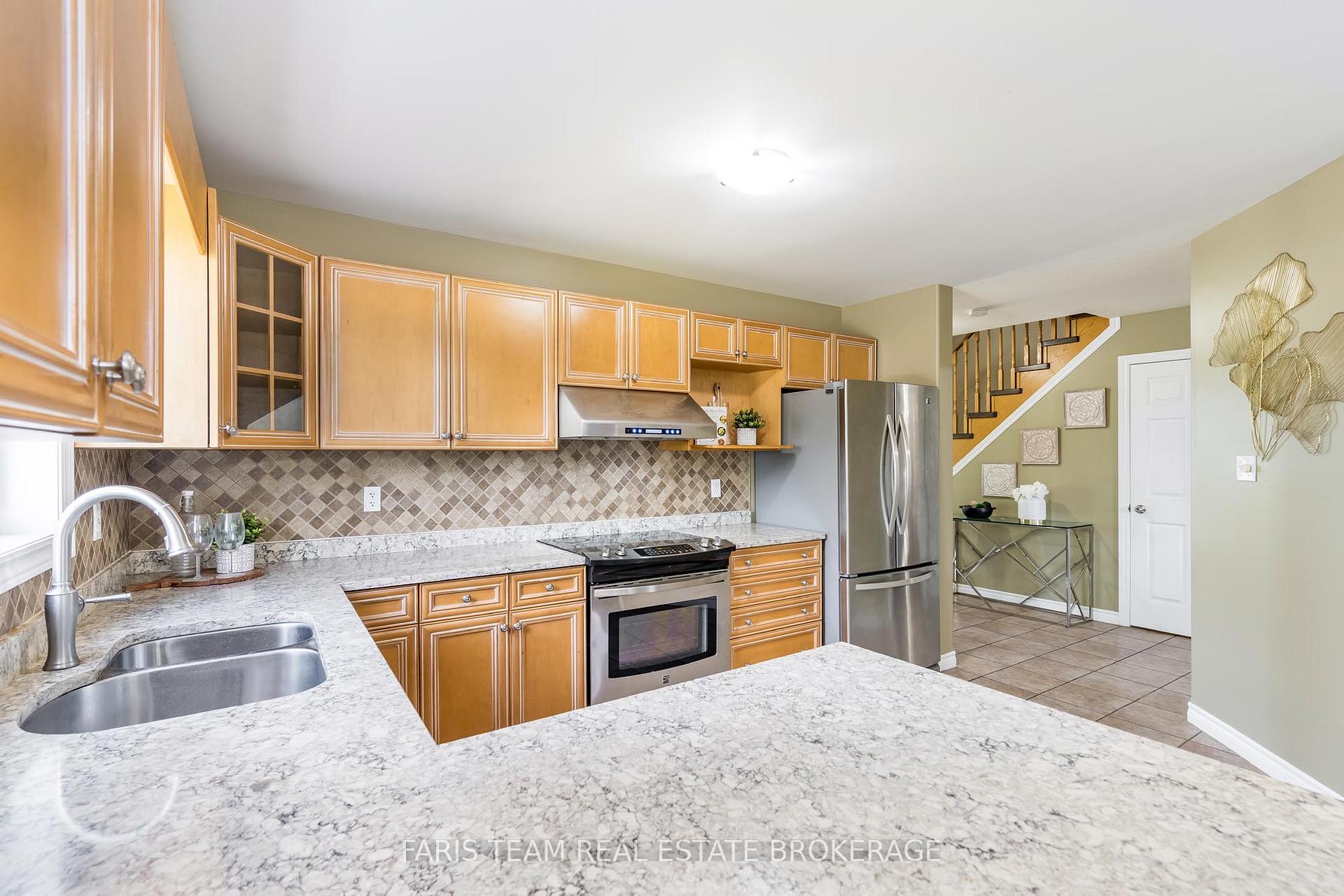 Photo 5 of 27 Capilano Court, Barrie, Little Lake — HOMEH