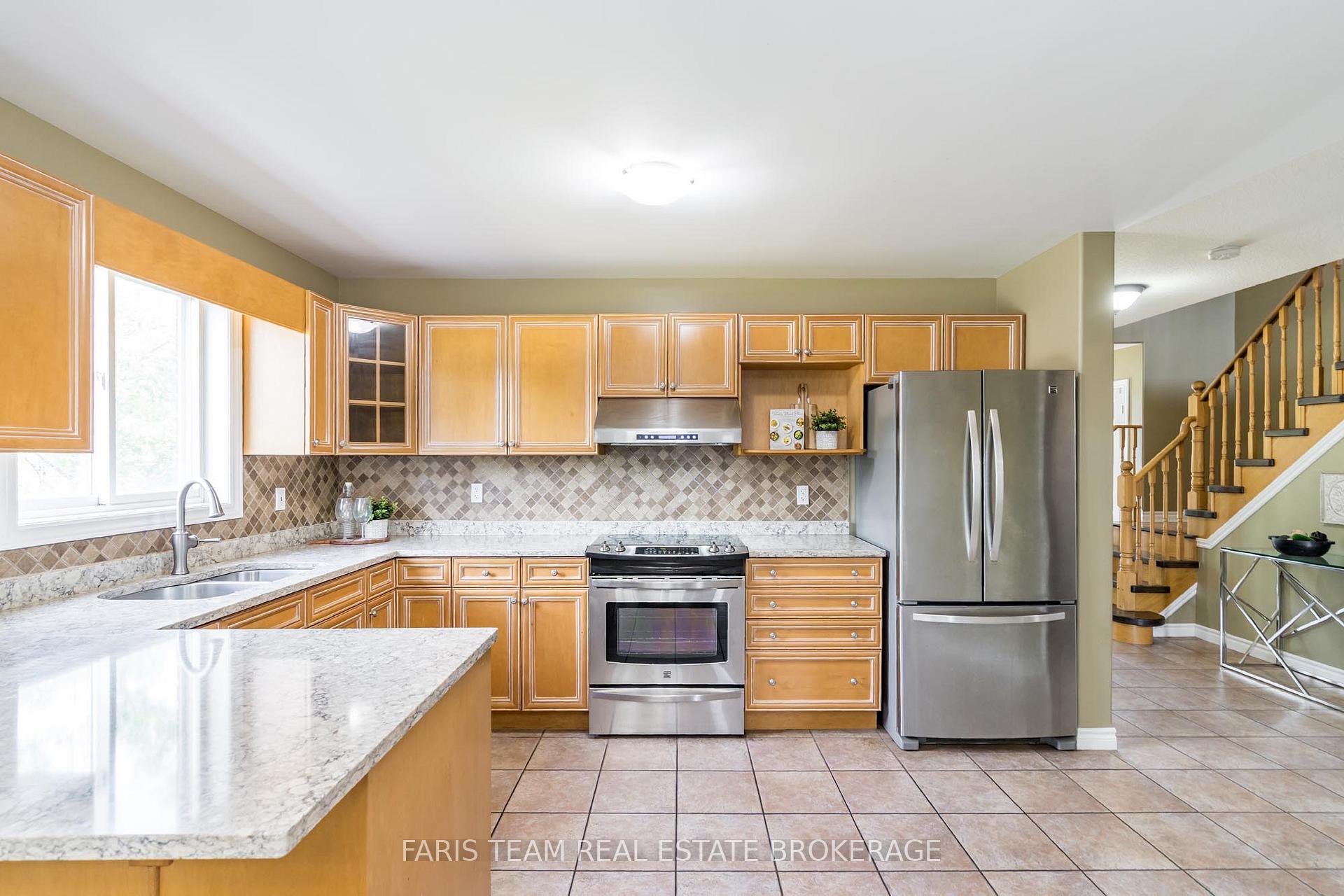 Photo 6 of 27 Capilano Court, Barrie, Little Lake — HOMEH