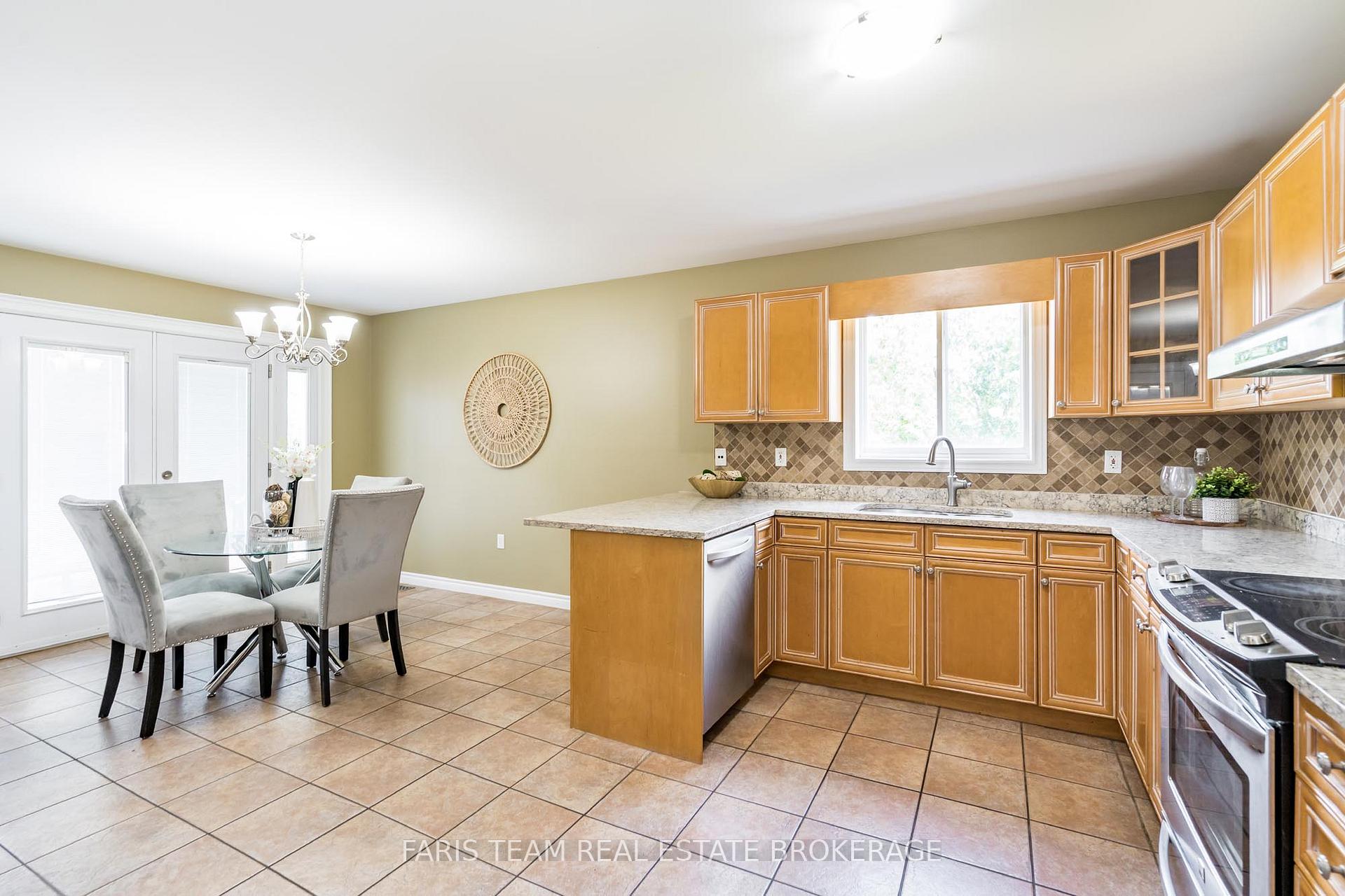 Photo 7 of 27 Capilano Court, Barrie, Little Lake — HOMEH