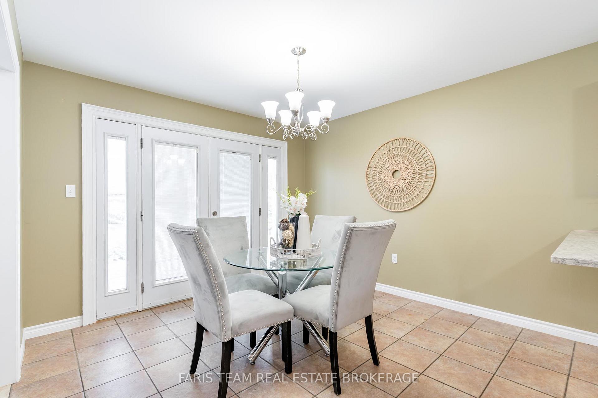 Photo 8 of 27 Capilano Court, Barrie, Little Lake — HOMEH