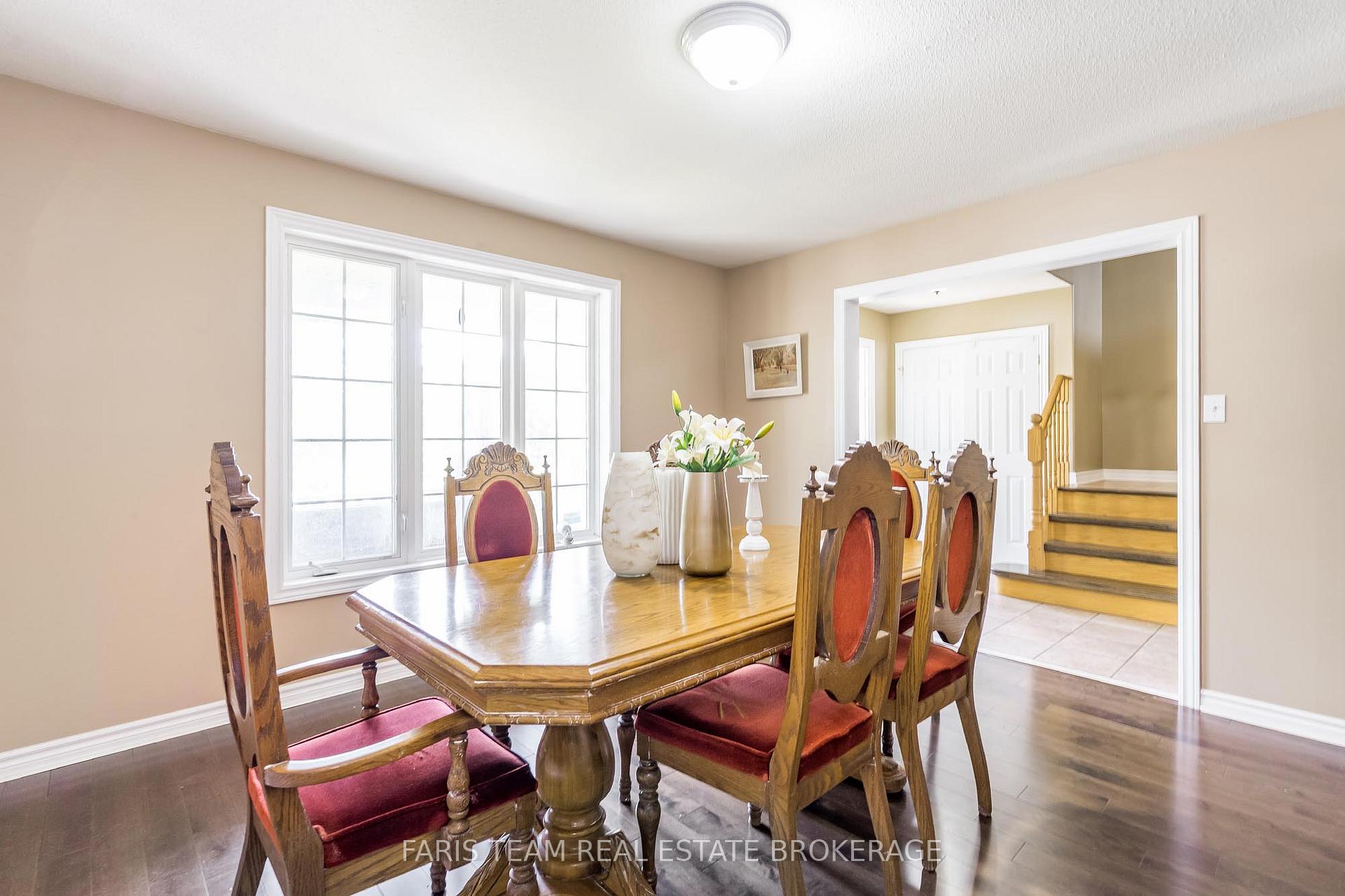 Photo 11 of 27 Capilano Court, Barrie, Little Lake — HOMEH