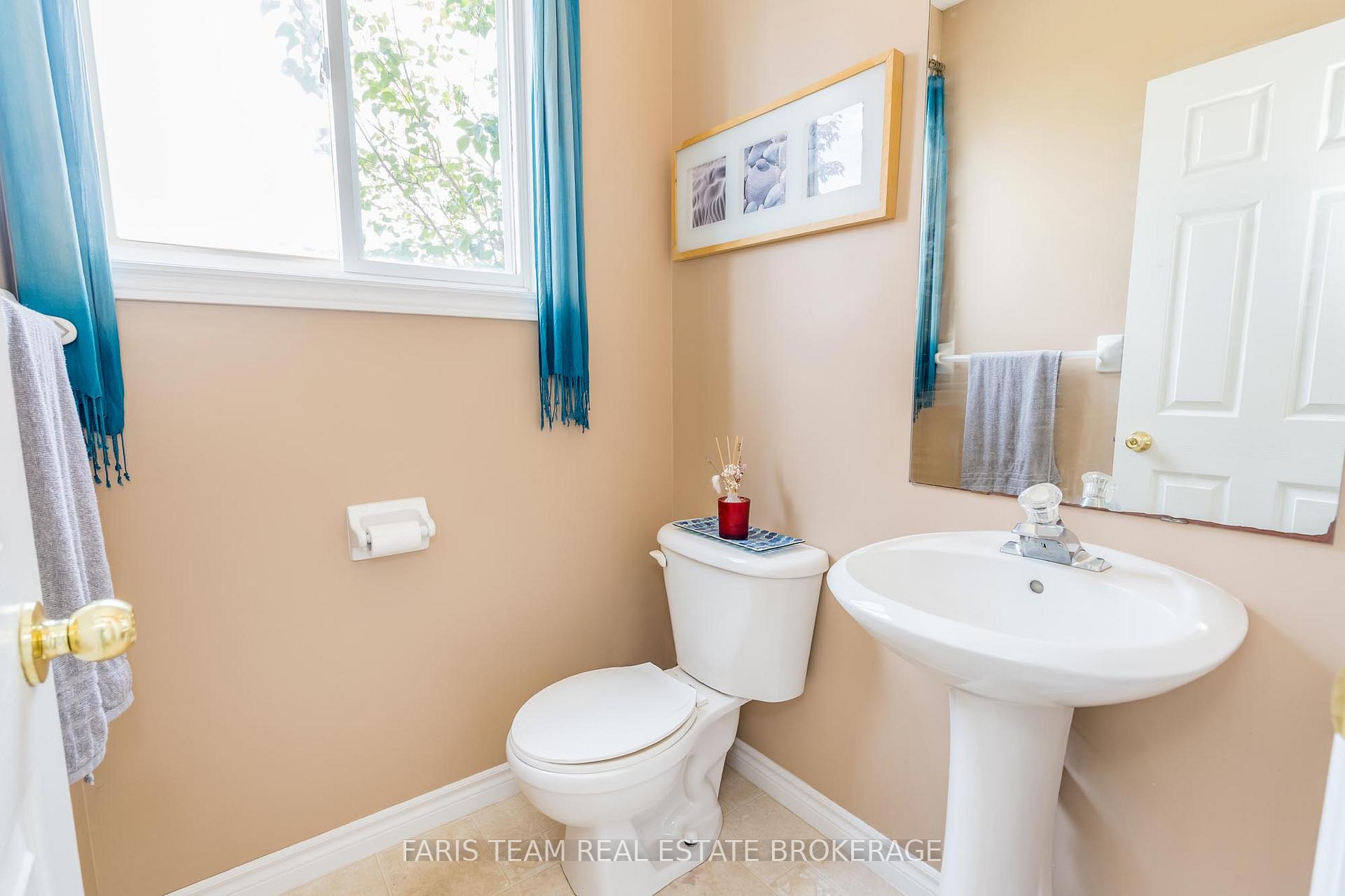 Photo 16 of 27 Capilano Court, Barrie, Little Lake — HOMEH