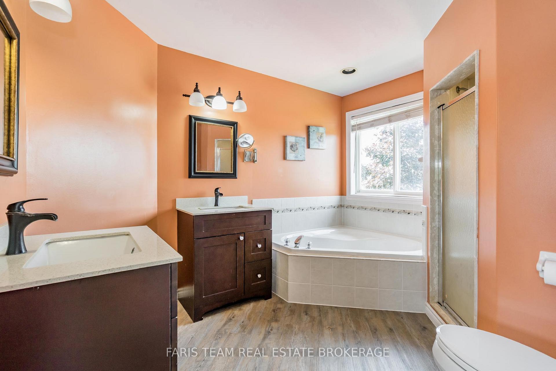 Photo 21 of 27 Capilano Court, Barrie, Little Lake — HOMEH