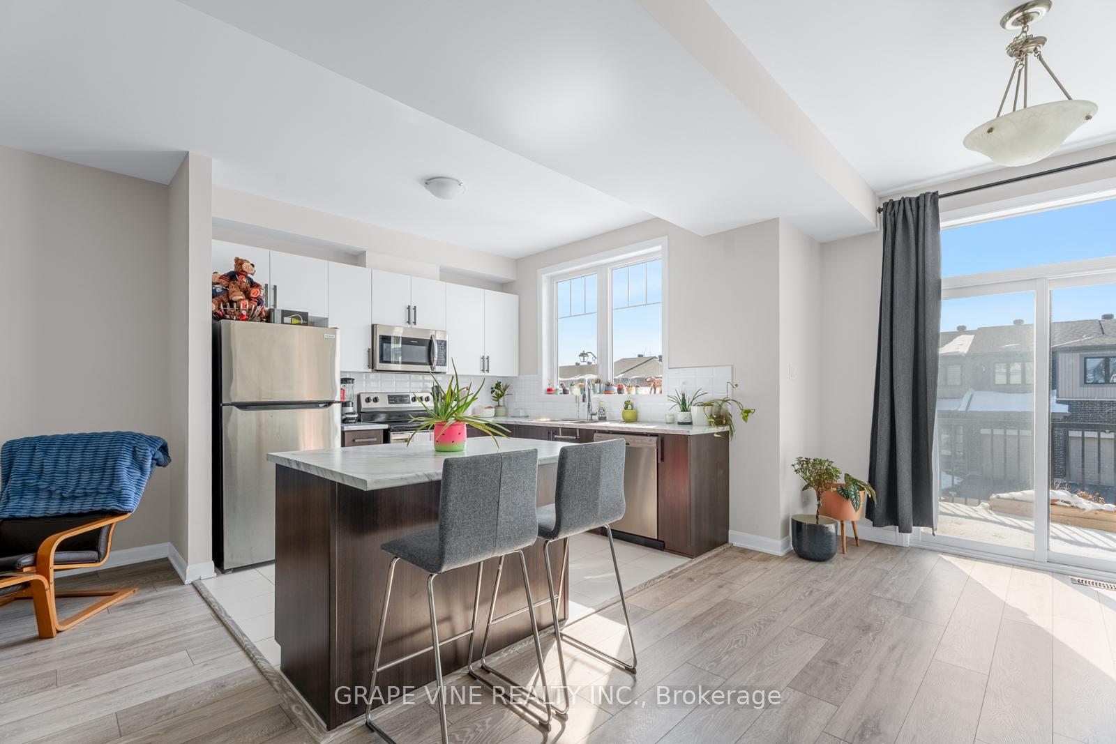 Photo 5 of 50 Teelin Circle, Ottawa, Barrhaven - Half Moon Bay — HOMEH