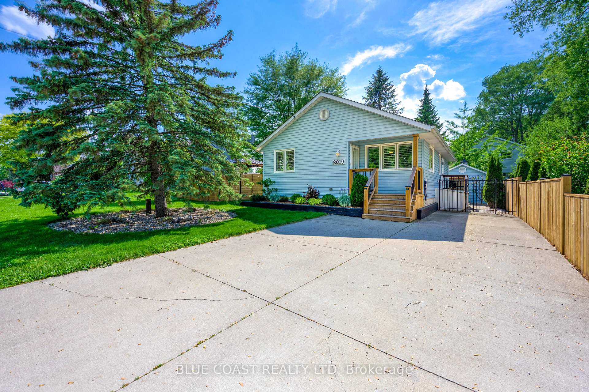 Photo 1 of 2019 Green Street, Sarnia — HOMEH