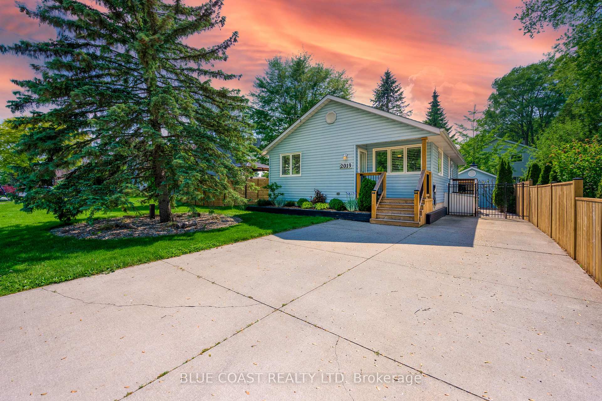 Photo 2 of 2019 Green Street, Sarnia — HOMEH
