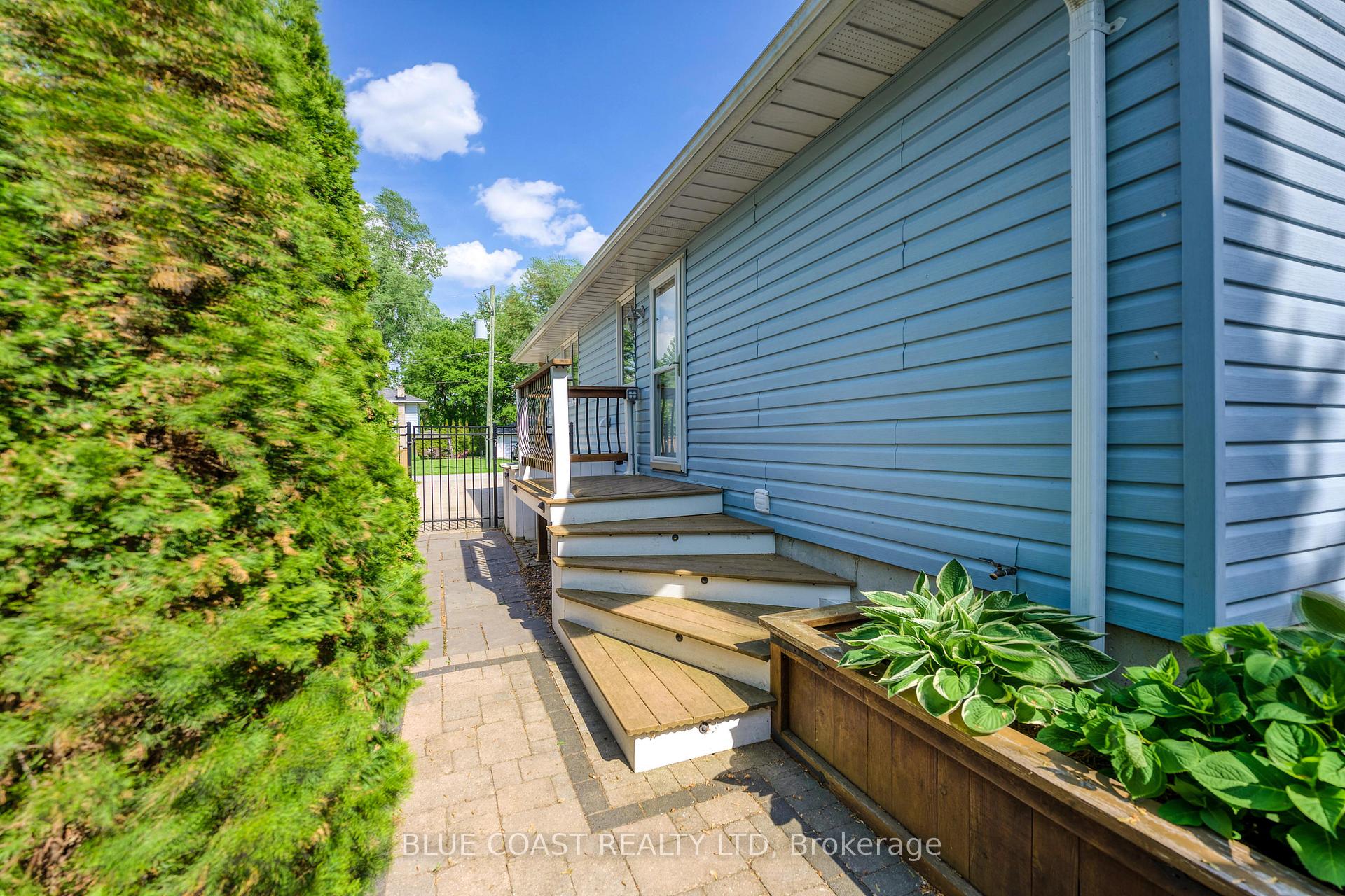 Photo 3 of 2019 Green Street, Sarnia — HOMEH