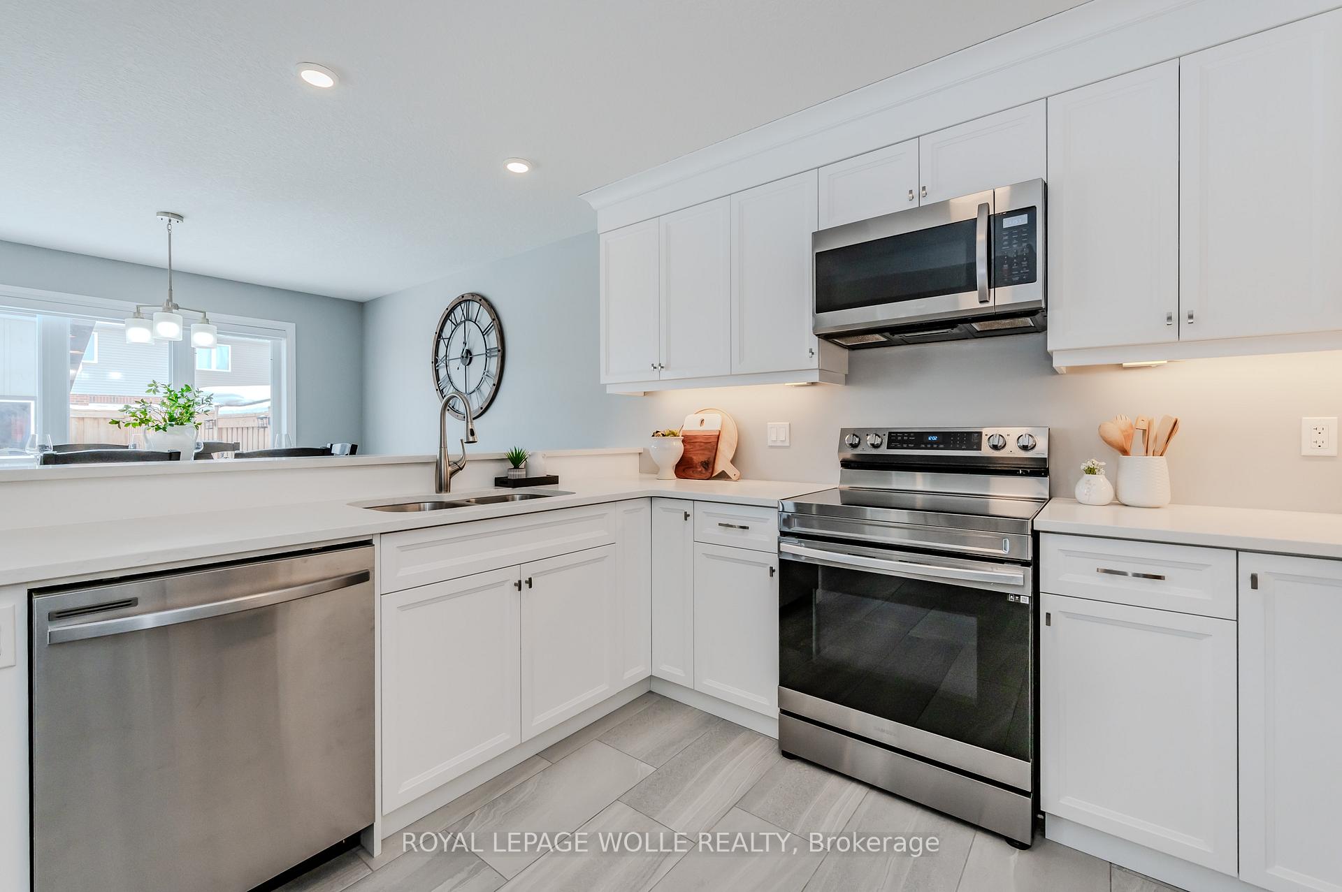 Photo 2 of 118 Stephenson Way, Minto — HOMEH