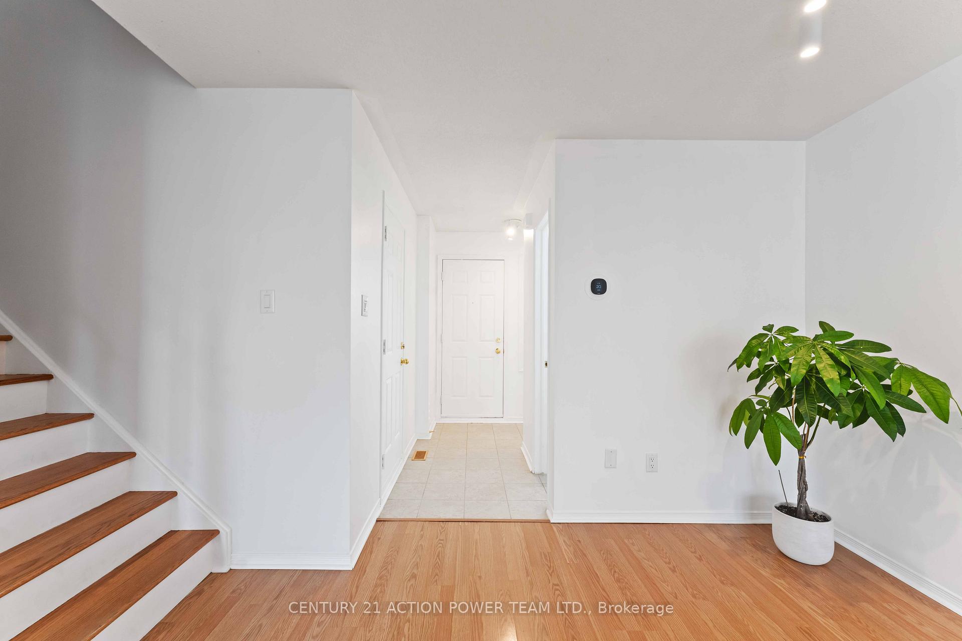 Photo 2 of 1887 Hialeah Drive, Ottawa, Fallingbrook/Gardenway South — HOMEH