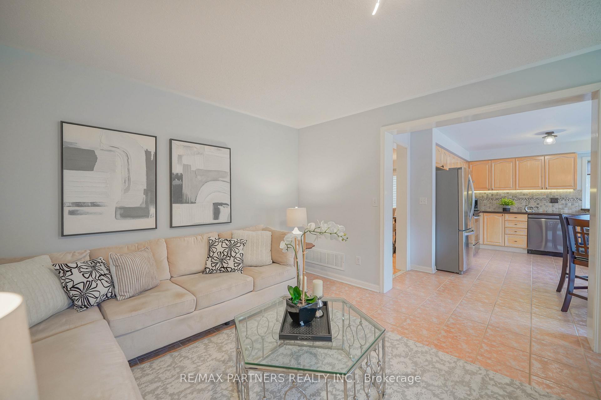 Photo 4 of 4 Tower Bridge Crescent, Markham, Berczy — HOMEH
