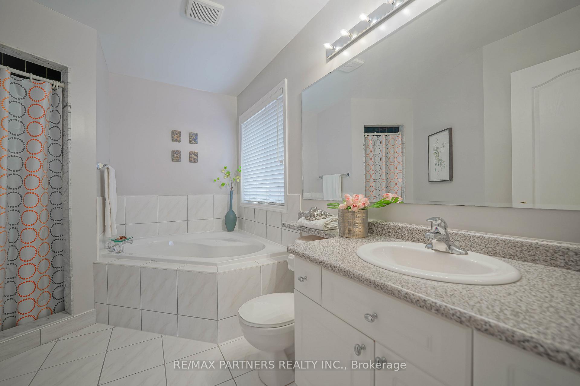 Photo 21 of 4 Tower Bridge Crescent, Markham, Berczy — HOMEH