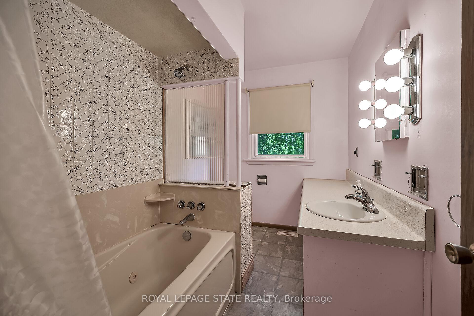 Photo 19 of 559 Westview Avenue, Hamilton, Ancaster — HOMEH