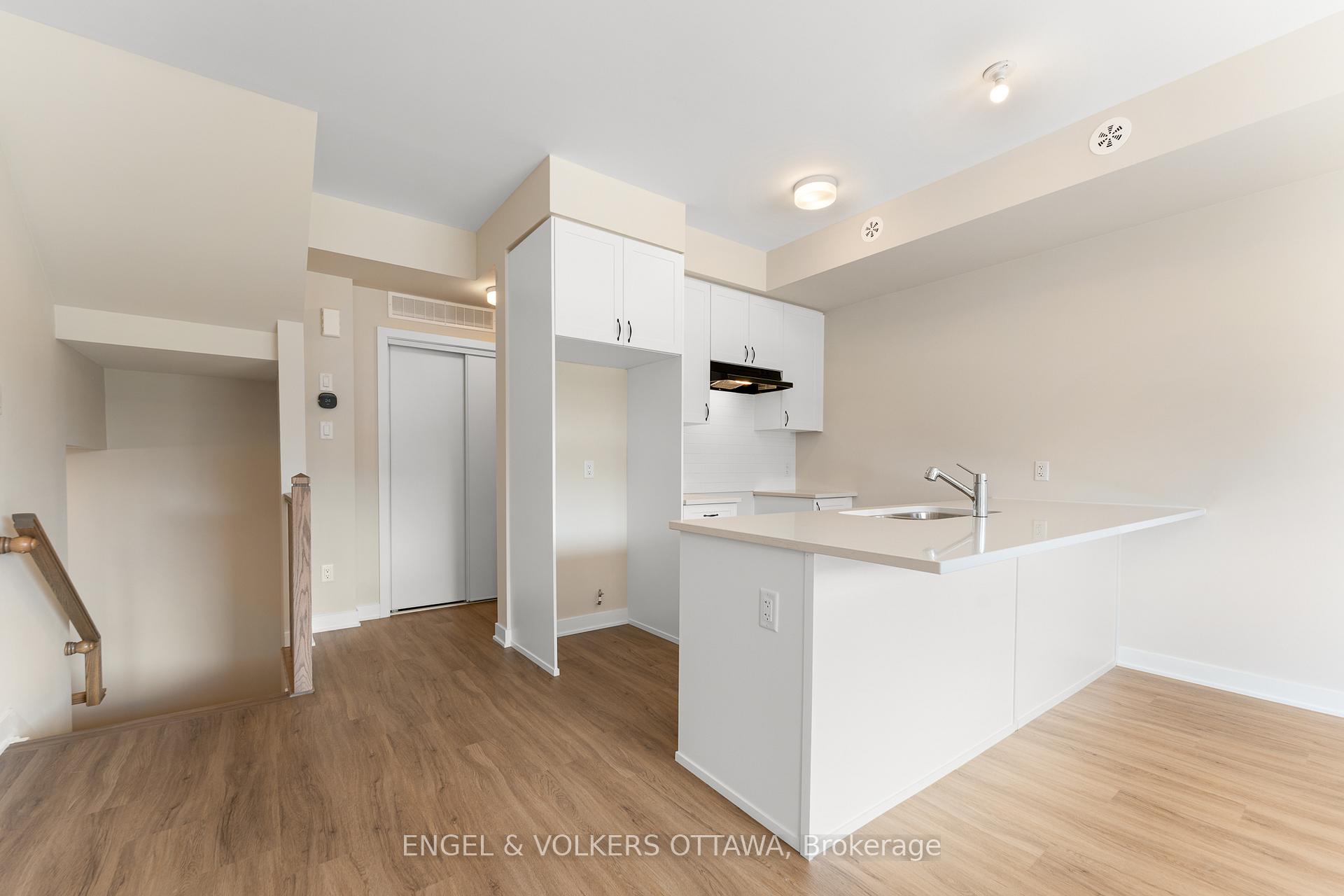 Photo 3 of 236 Mishi Private, Ottawa, CFB Rockcliffe and Area — HOMEH