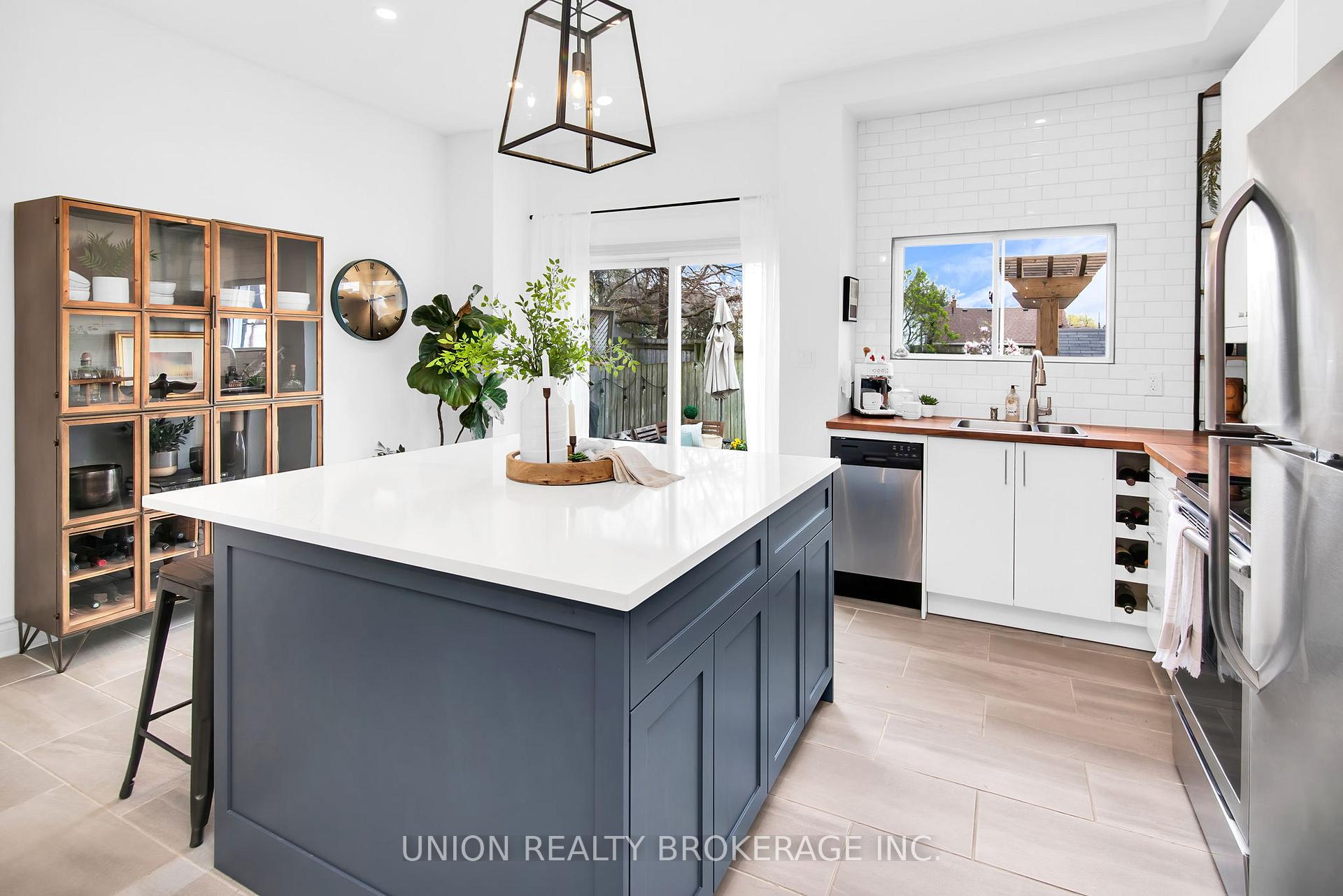 Photo 13 of 64 Amroth Avenue, Toronto, East End-Danforth — HOMEH
