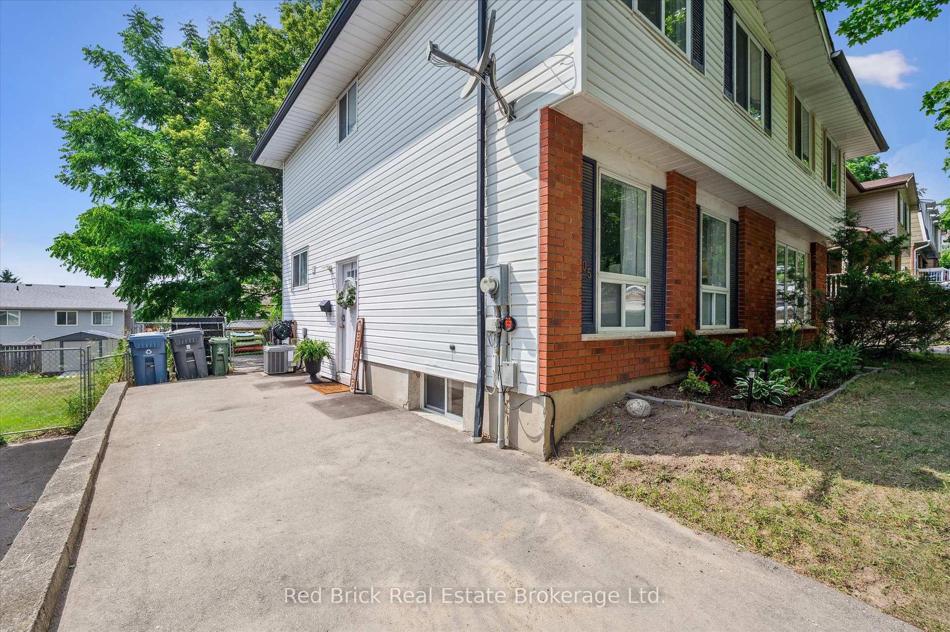 Photo 3 of 605 Willow Road, Guelph, Willow West/Sugarbush/West Acres — HOMEH