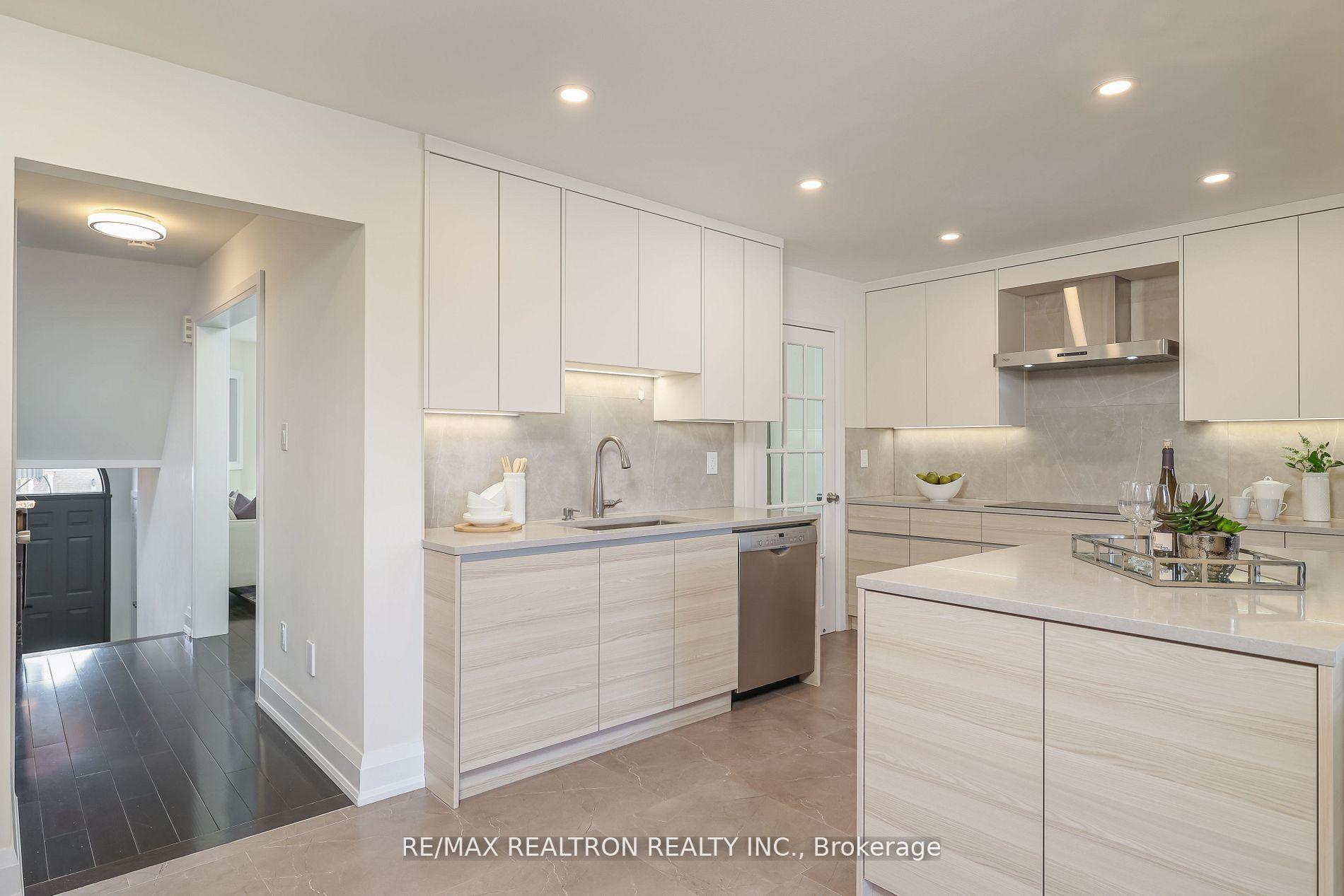 Photo 3 of 18 Sugarforest Drive, Vaughan, Patterson — HOMEH