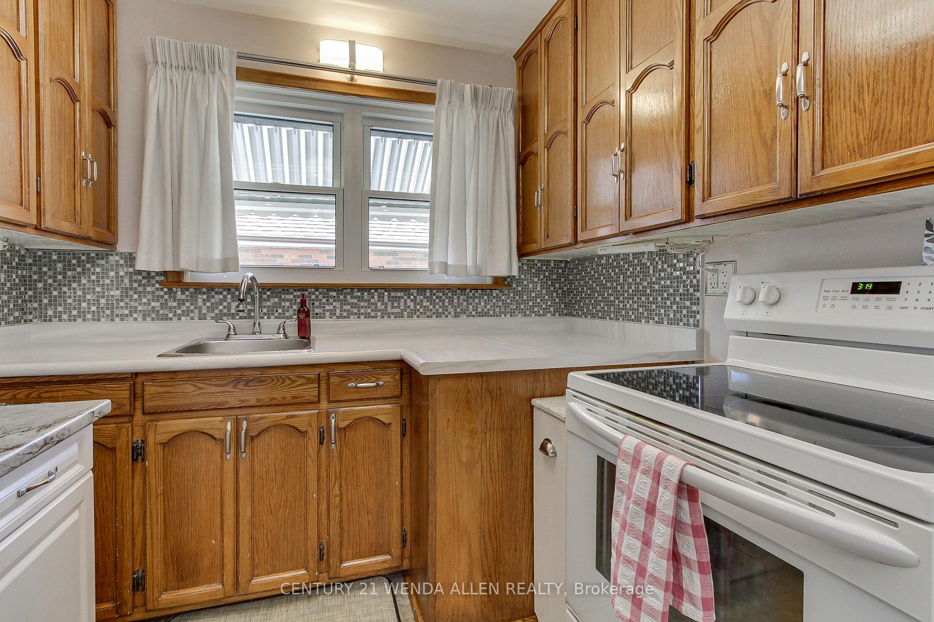 Photo 9 of 591 Adelaide Street W, Oshawa, McLaughlin — HOMEH