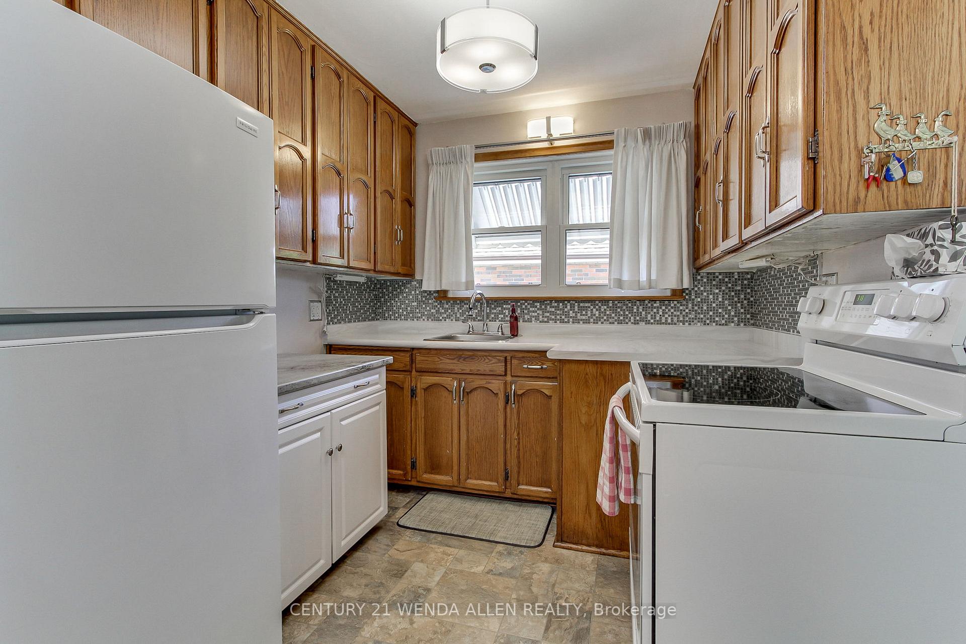 Photo 8 of 591 Adelaide Street W, Oshawa, McLaughlin — HOMEH
