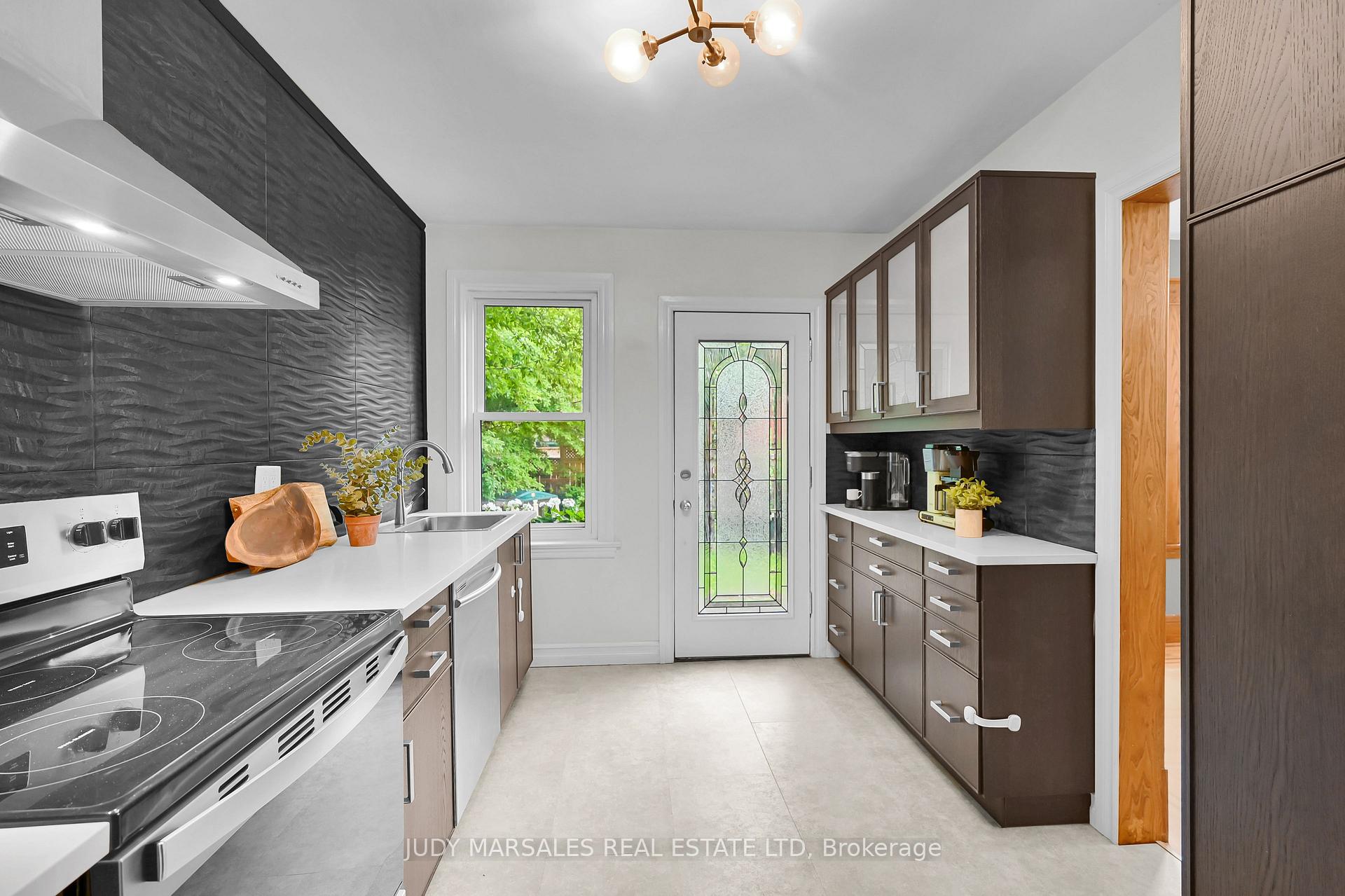Photo 13 of 62 Kensington Avenue N, Hamilton, Crown Point — HOMEH