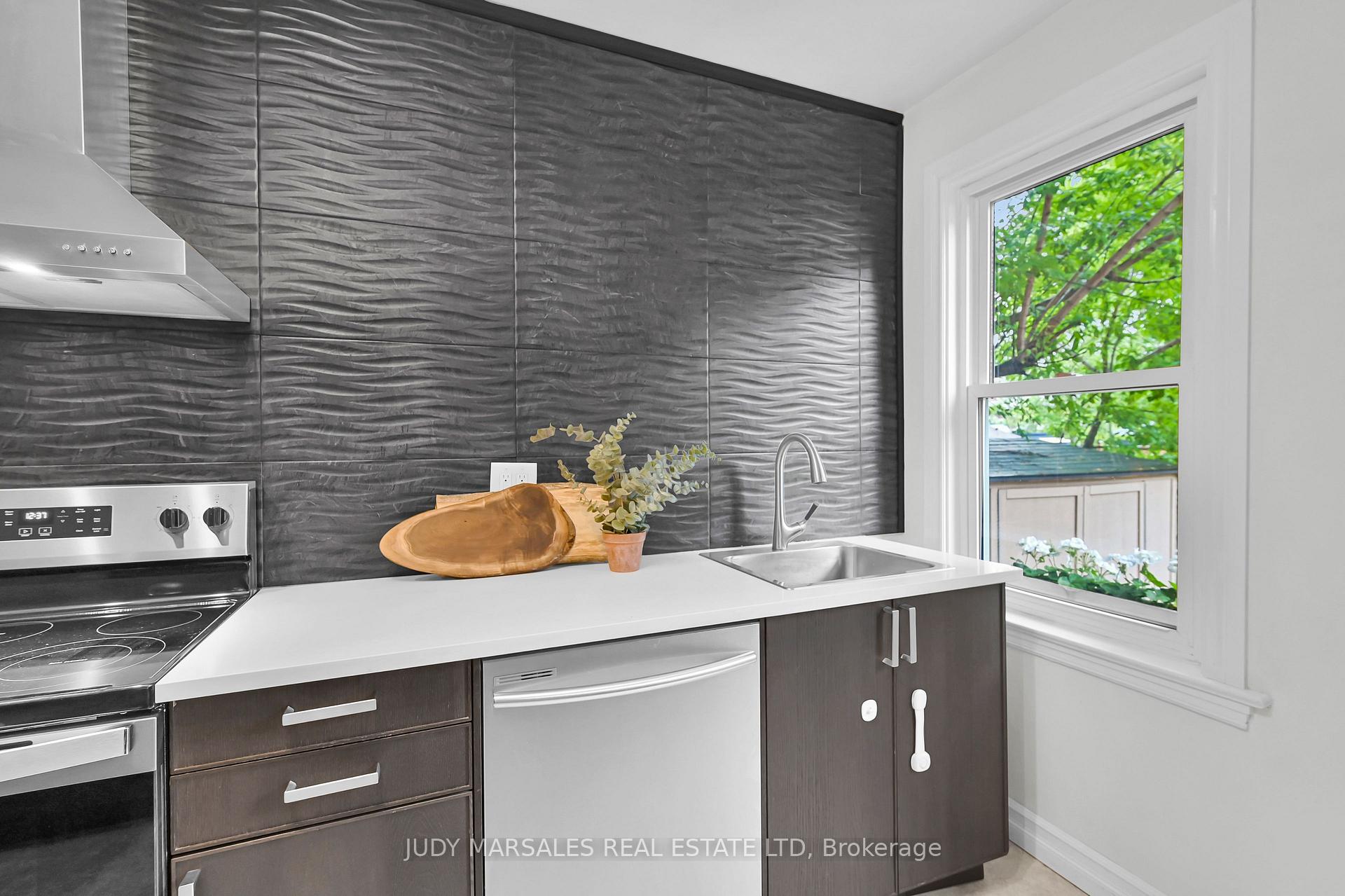 Photo 24 of 62 Kensington Avenue N, Hamilton, Crown Point — HOMEH