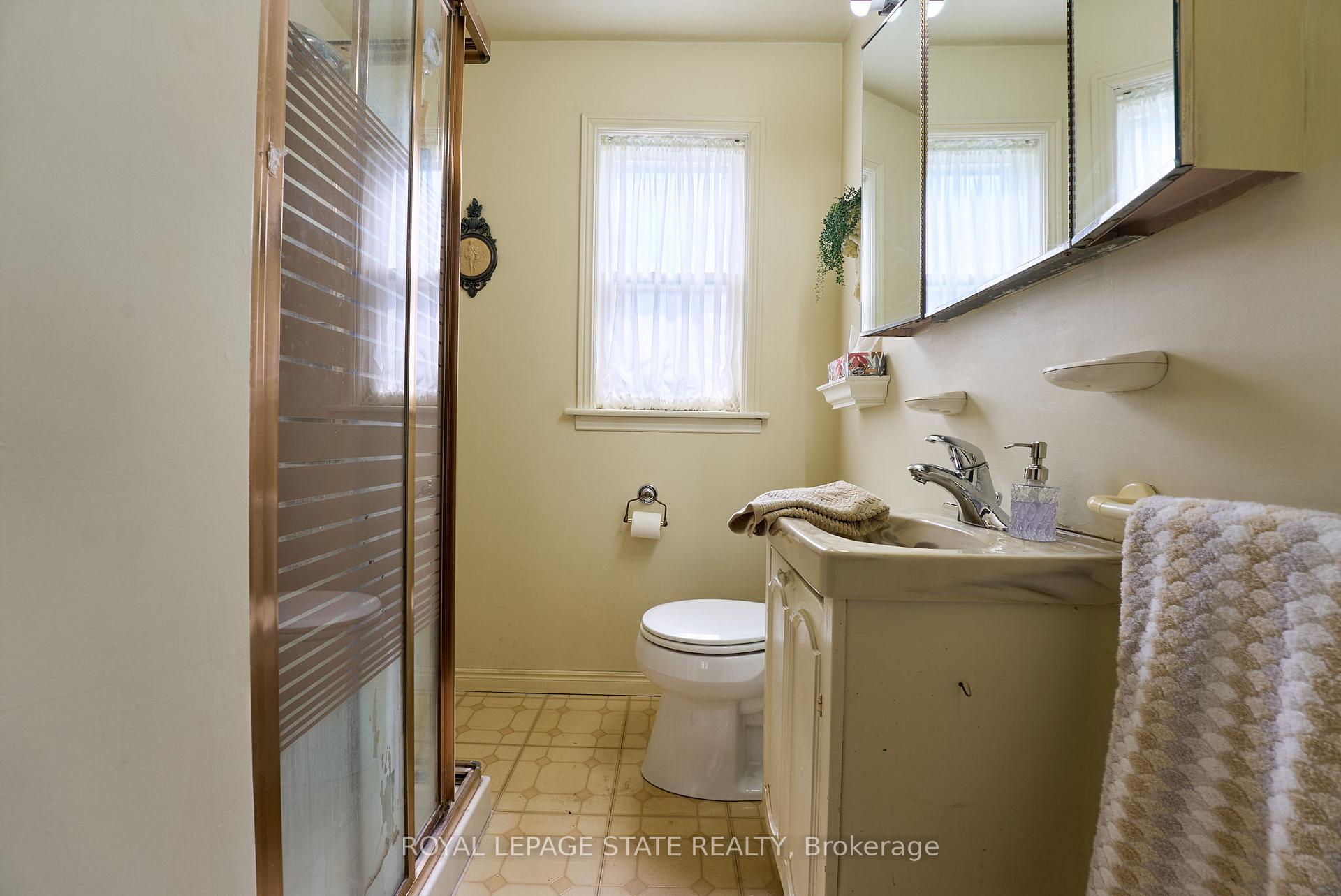 Photo 6 of 1450 Monterey Avenue, Hamilton, Bartonville — HOMEH