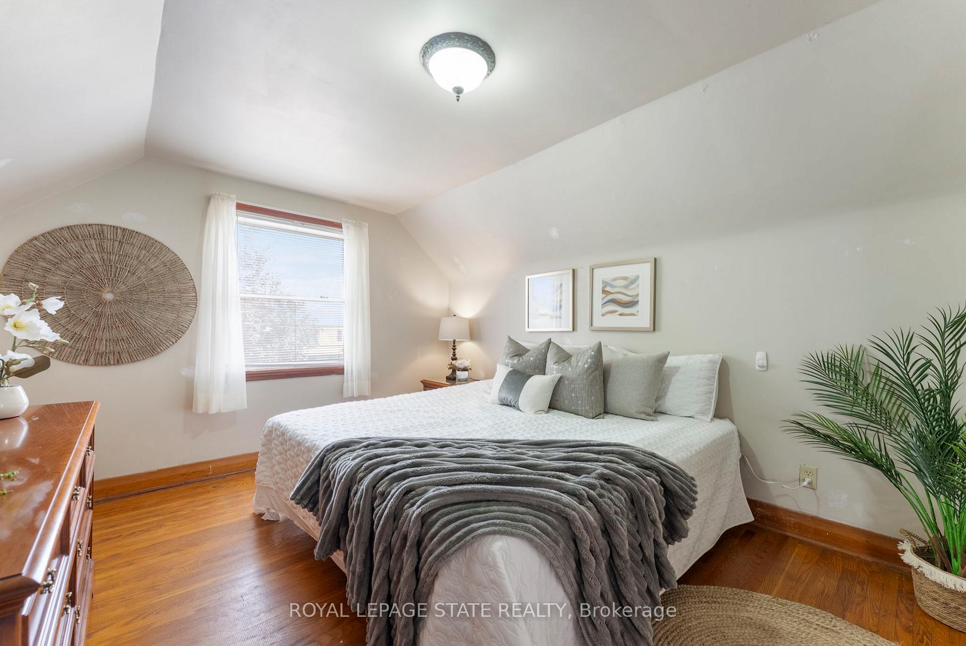 Photo 12 of 1450 Monterey Avenue, Hamilton, Bartonville — HOMEH