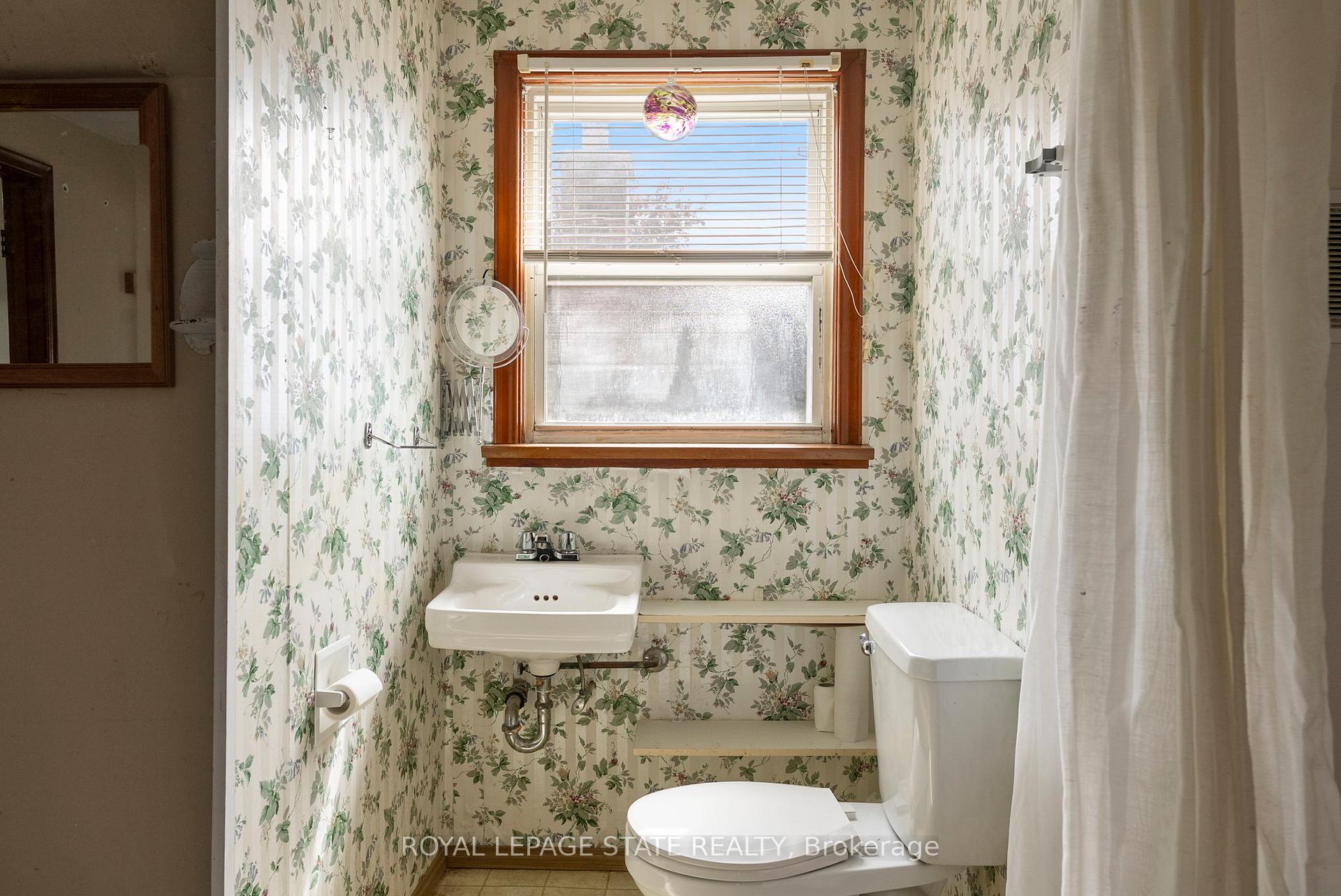 Photo 18 of 1450 Monterey Avenue, Hamilton, Bartonville — HOMEH