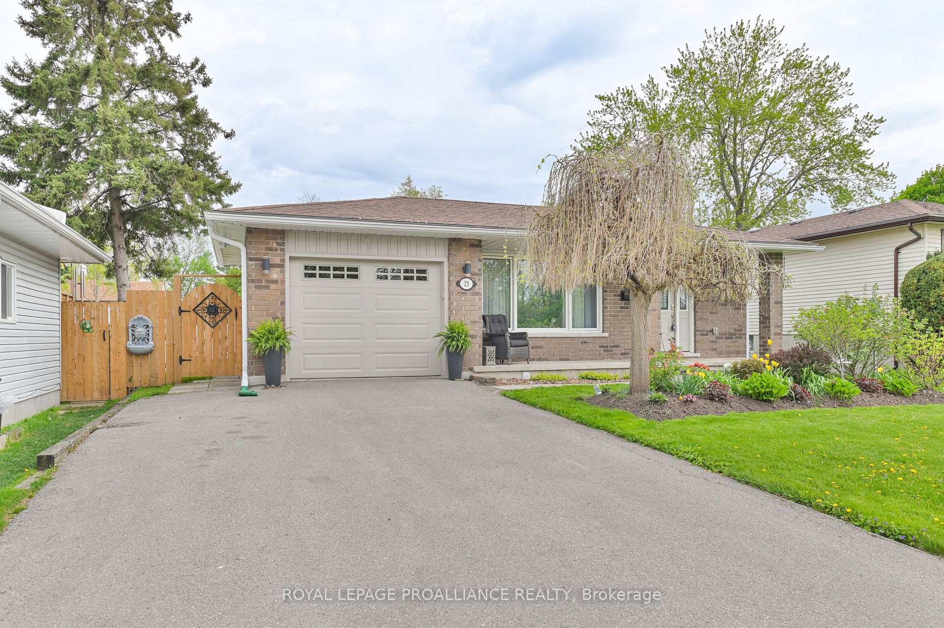 Photo 1 of 25 Cascade Boulevard, Belleville — HOMEH