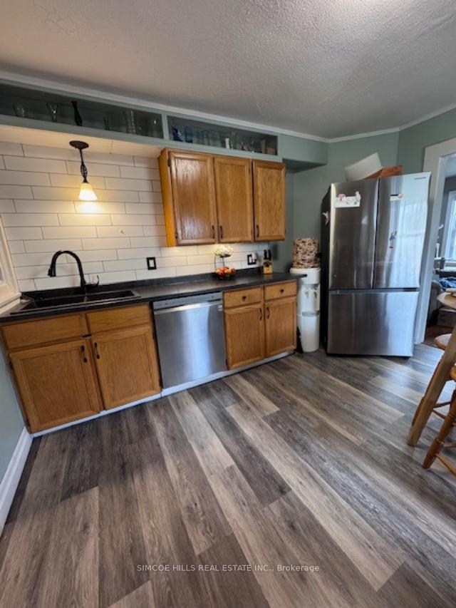 Photo 6 of 21 South Street, Orillia — HOMEH