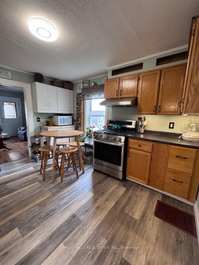 Photo 2 of 21 South Street, Orillia — HOMEH