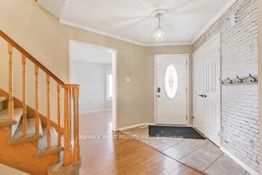 Photo 4 of 24 Neelands Street, Barrie, West Bayfield — HOMEH