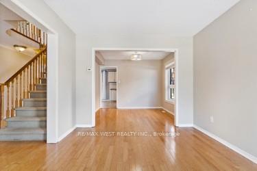 Photo 6 of 24 Neelands Street, Barrie, West Bayfield — HOMEH