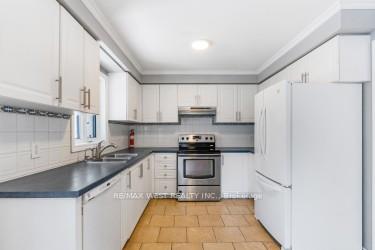 Photo 10 of 24 Neelands Street, Barrie, West Bayfield — HOMEH