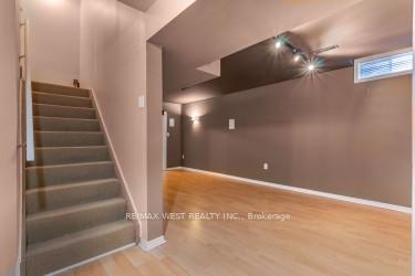 Photo 17 of 24 Neelands Street, Barrie, West Bayfield — HOMEH
