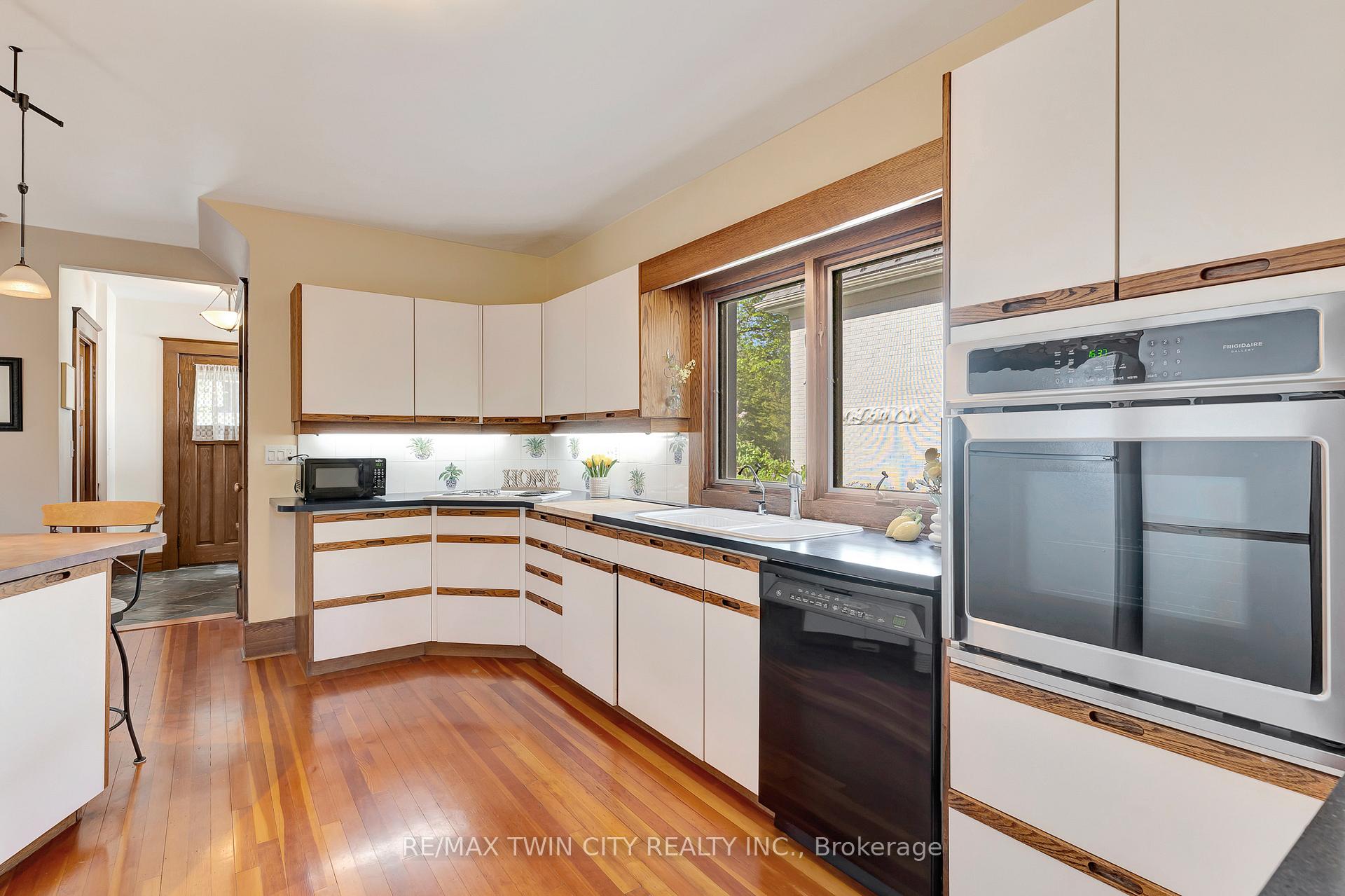 Photo 46 of 107 Allen Street W, Waterloo — HOMEH