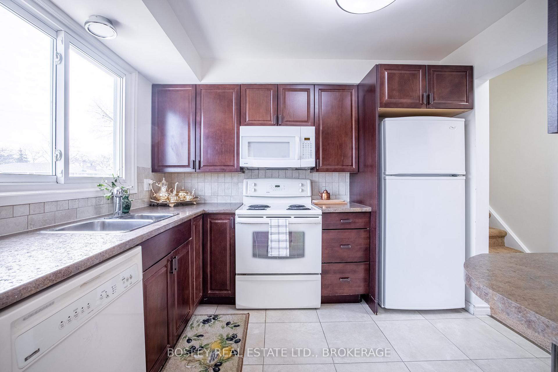 Photo 3 of 24 Bendingroad Crescent, St. Catharines, Lakeport — HOMEH