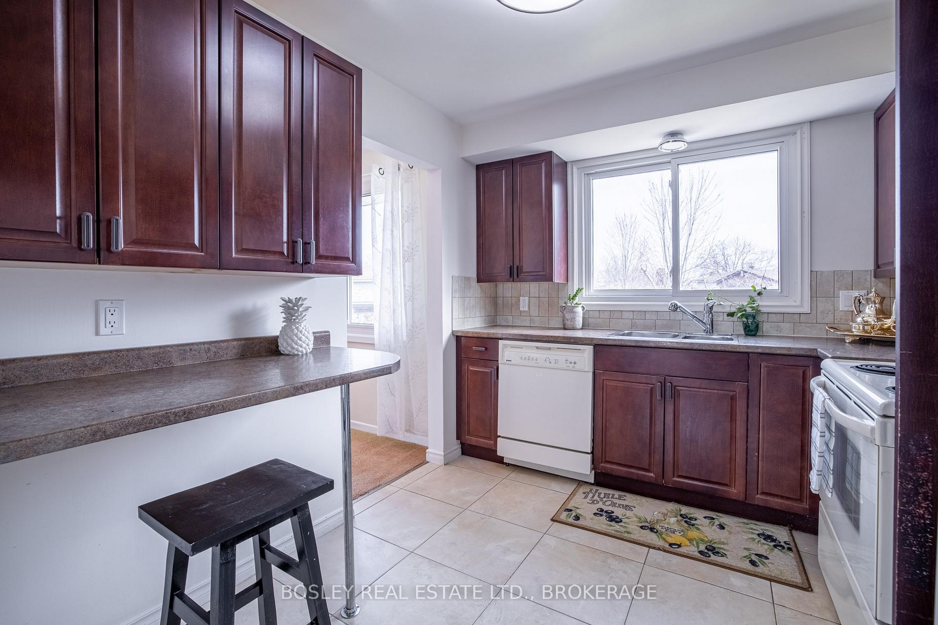 Photo 6 of 24 Bendingroad Crescent, St. Catharines, Lakeport — HOMEH