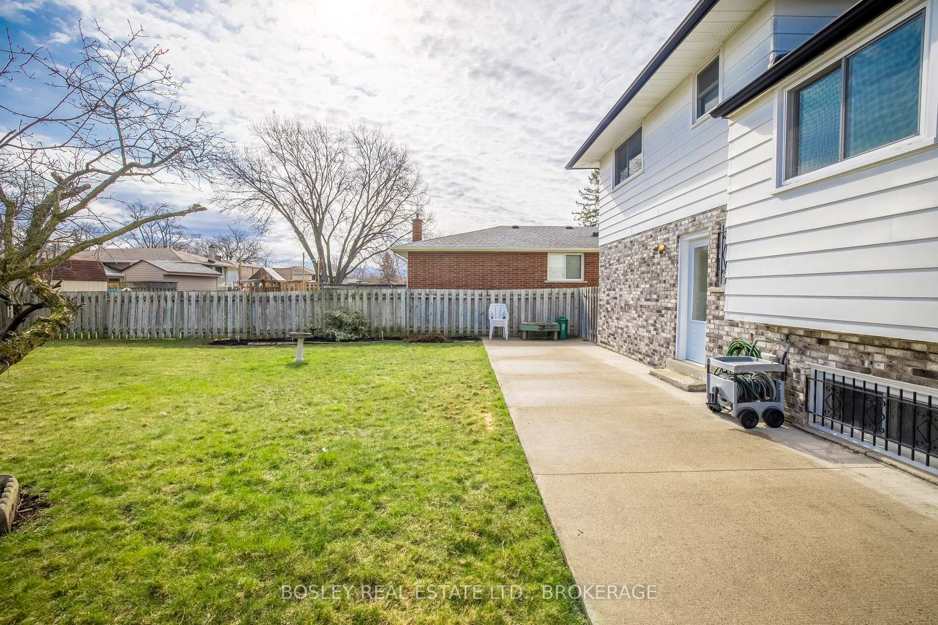 Photo 12 of 24 Bendingroad Crescent, St. Catharines, Lakeport — HOMEH