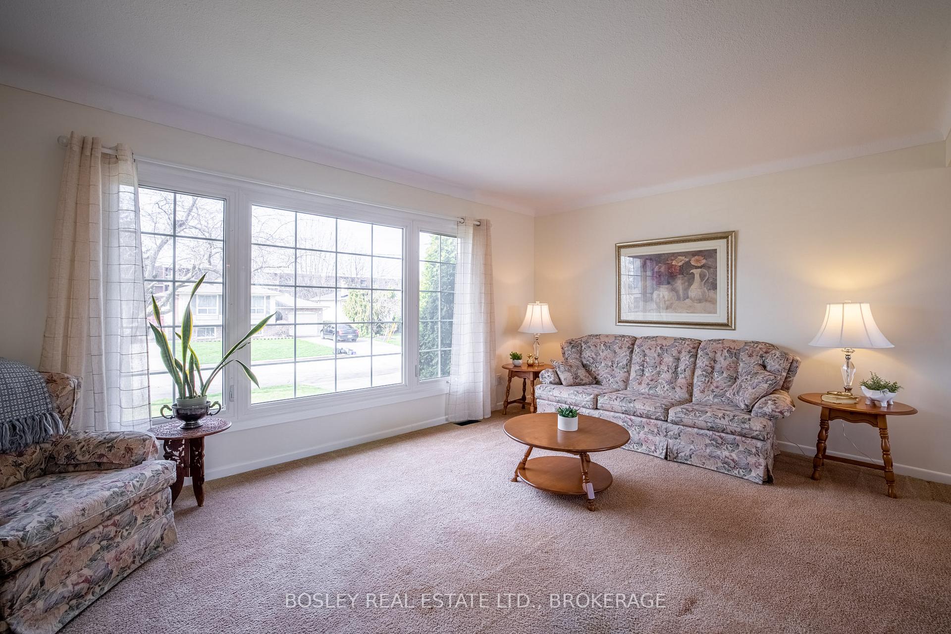 Photo 7 of 24 Bendingroad Crescent, St. Catharines, Lakeport — HOMEH