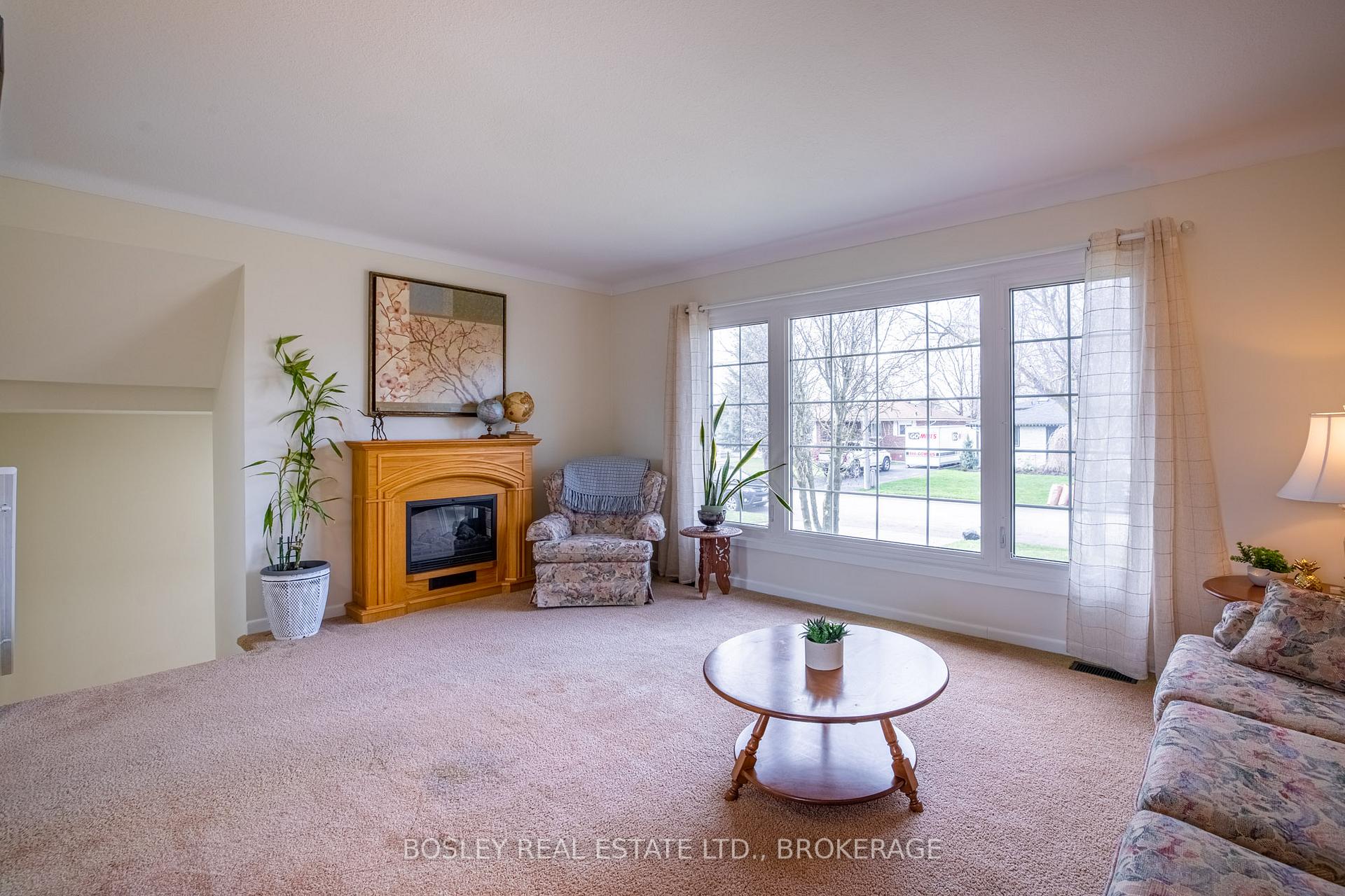 Photo 5 of 24 Bendingroad Crescent, St. Catharines, Lakeport — HOMEH