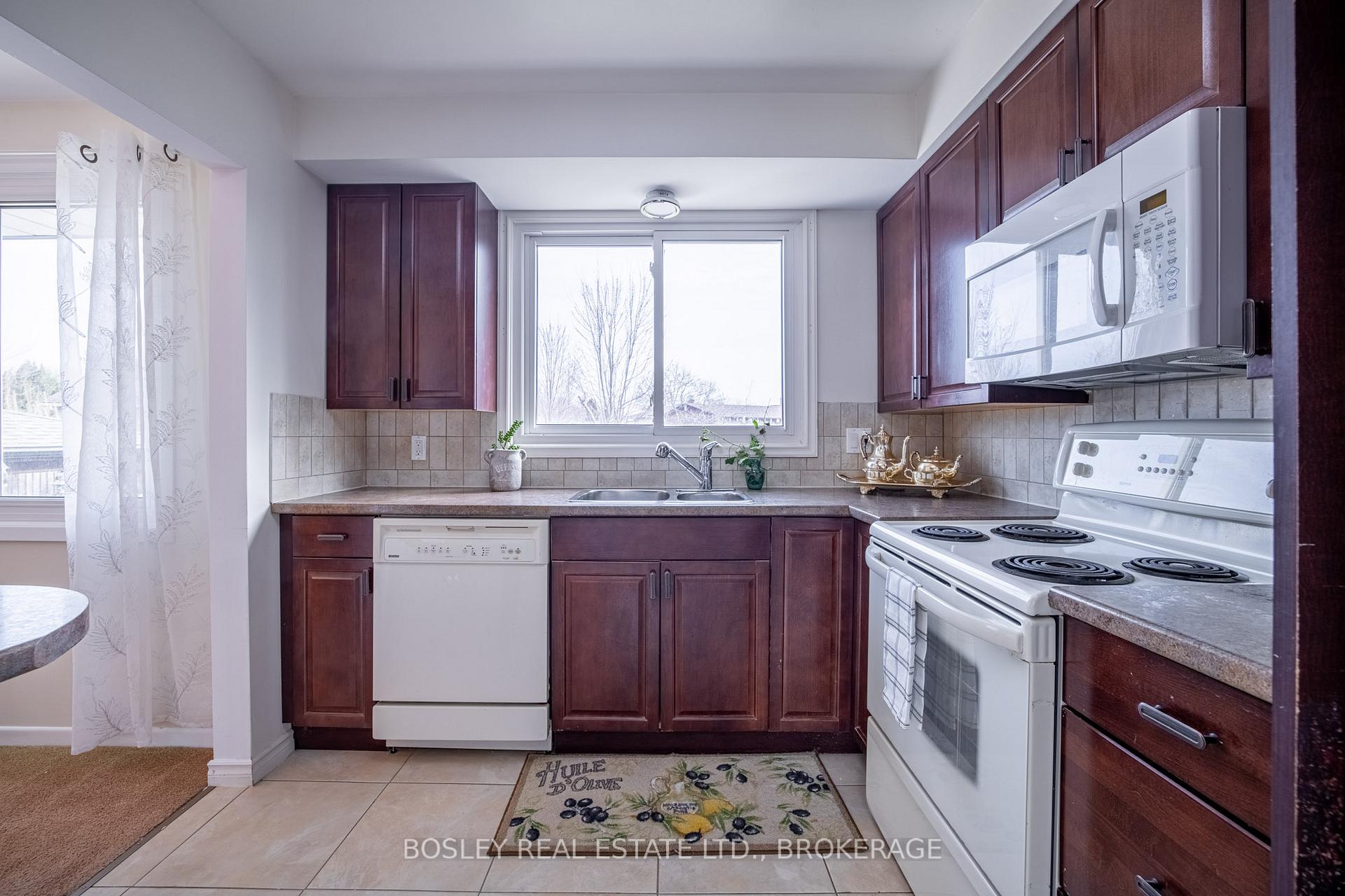 Photo 14 of 24 Bendingroad Crescent, St. Catharines, Lakeport — HOMEH