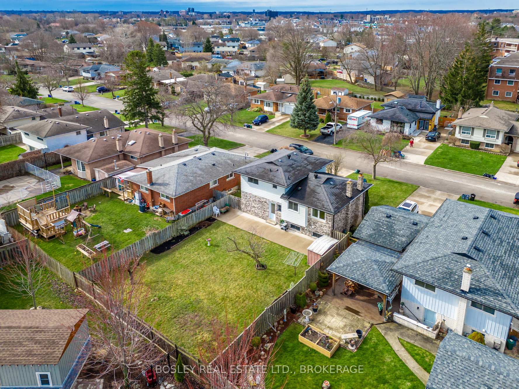 Photo 25 of 24 Bendingroad Crescent, St. Catharines, Lakeport — HOMEH