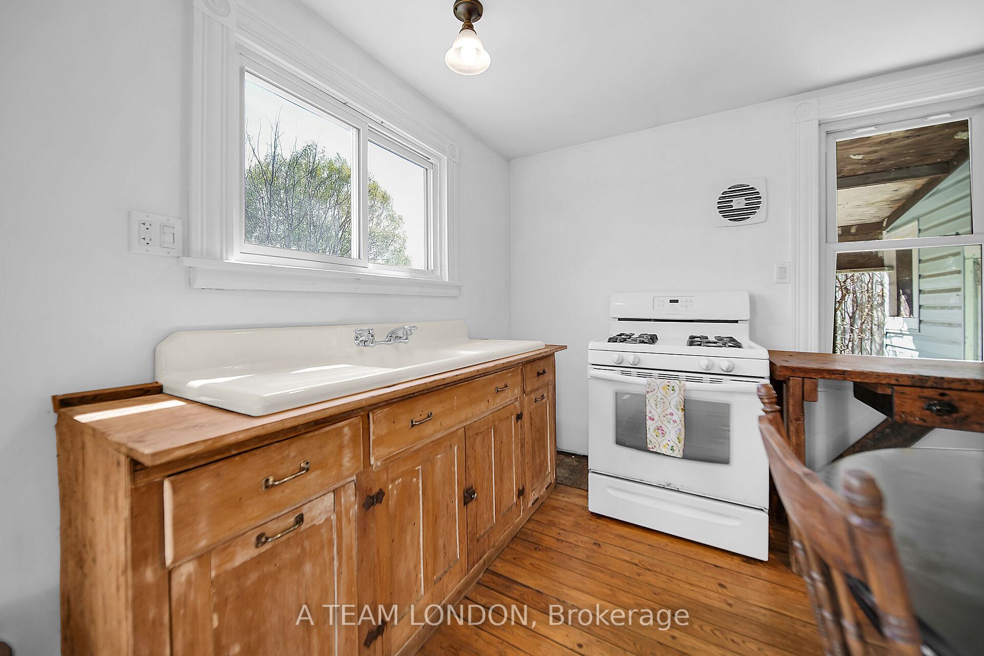 Photo 21 of 19 Norlan Avenue, London, East O — HOMEH