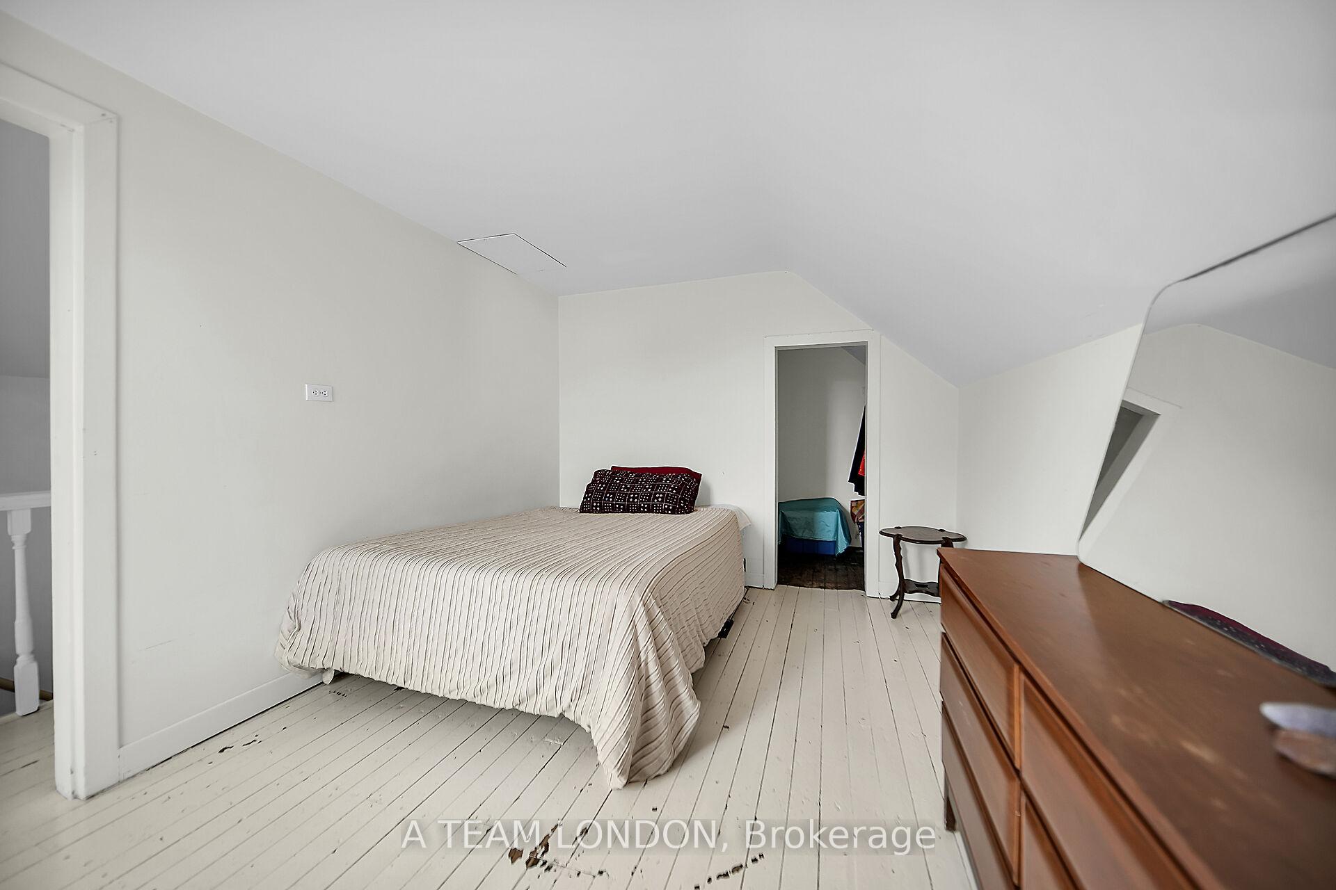 Photo 36 of 19 Norlan Avenue, London, East O — HOMEH