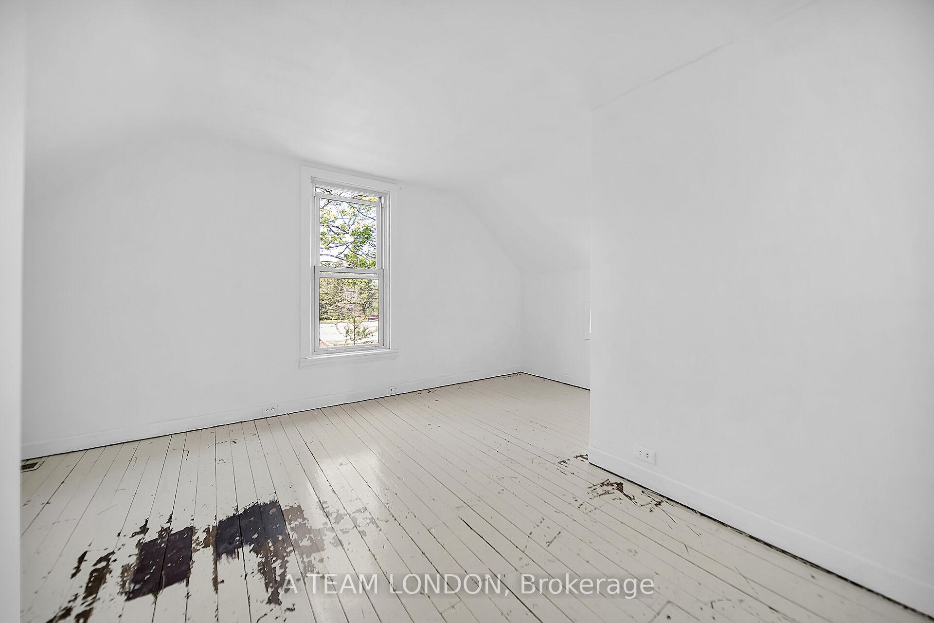 Photo 4 of 19 Norlan Avenue, London, East O — HOMEH