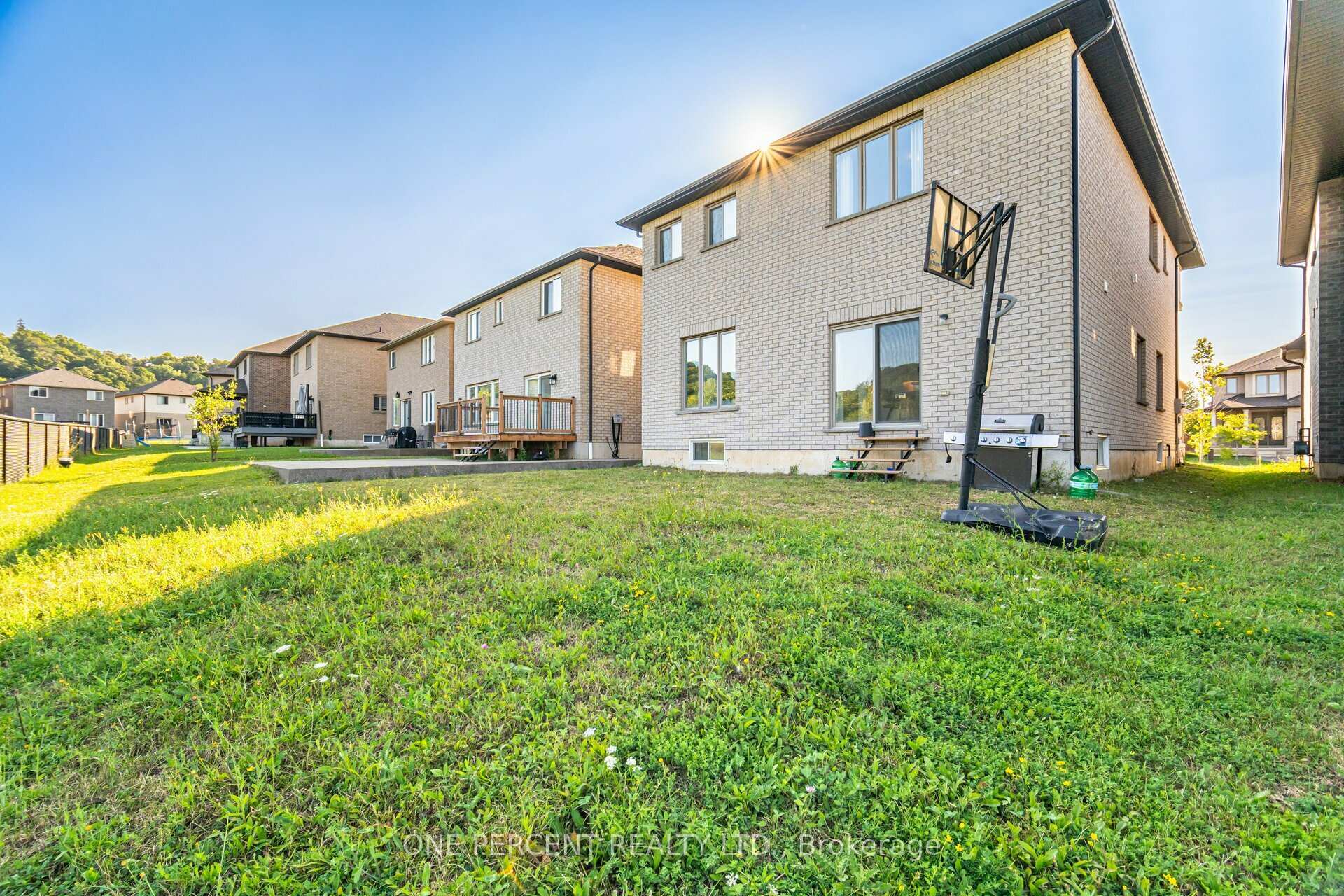 Photo 31 of 15 Riesling Court, Hamilton, Gershome — HOMEH