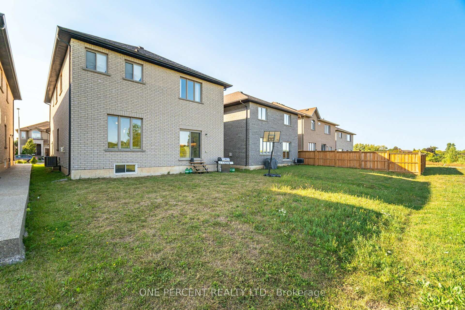 Photo 35 of 15 Riesling Court, Hamilton, Gershome — HOMEH