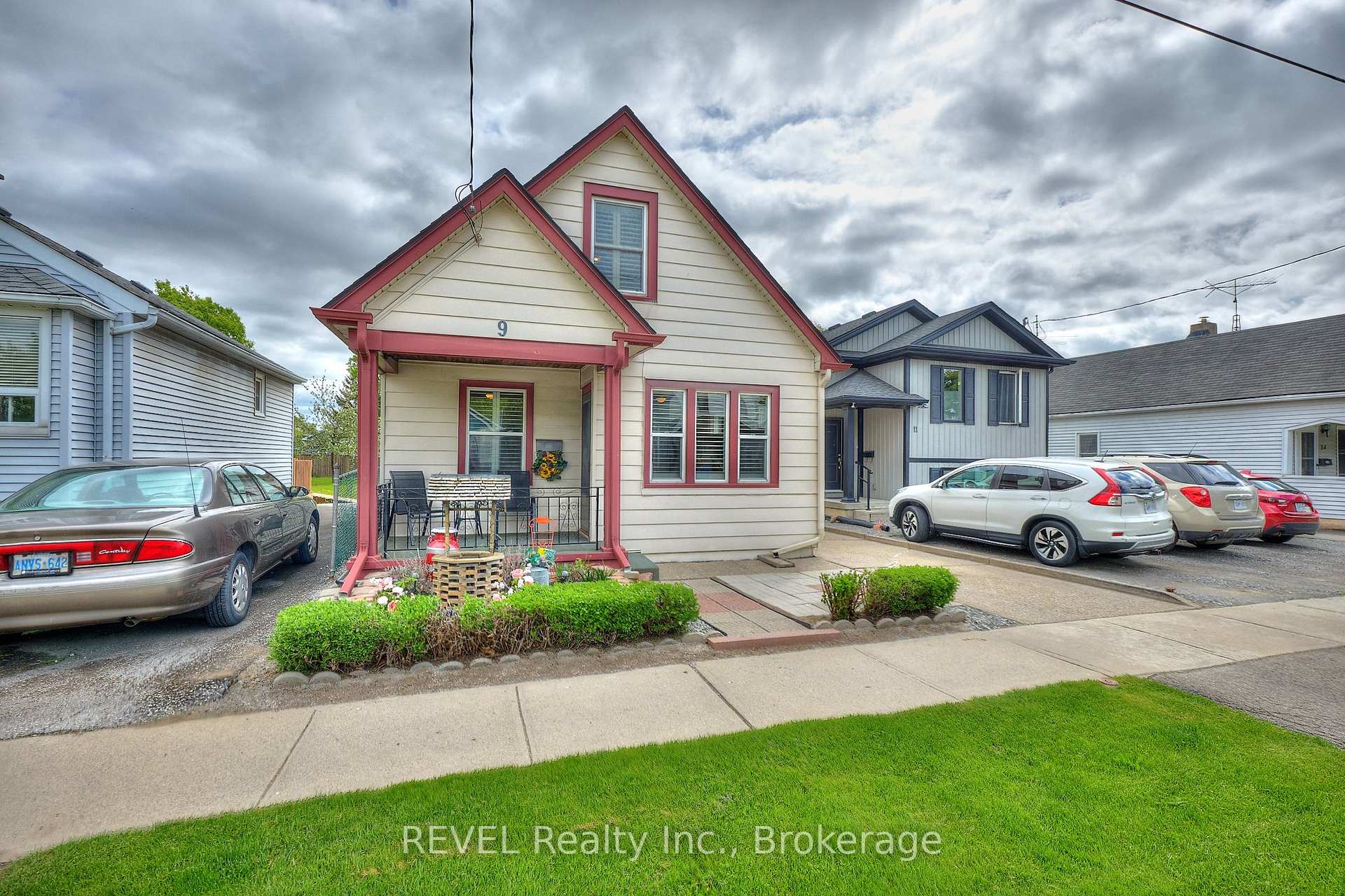 Photo 2 of 9 Edith Street, St. Catharines, Western Hill — HOMEH