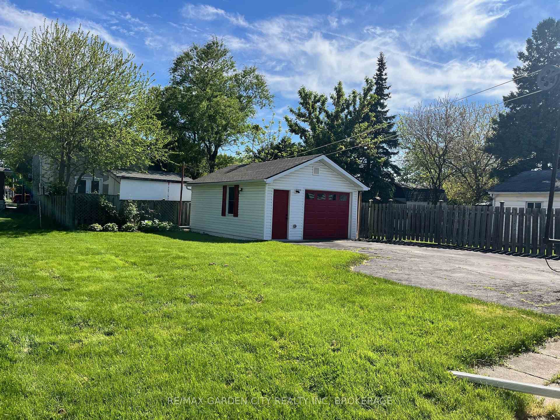 Photo 2 of 6 Admiral Road, St. Catharines, Secord Woods — HOMEH